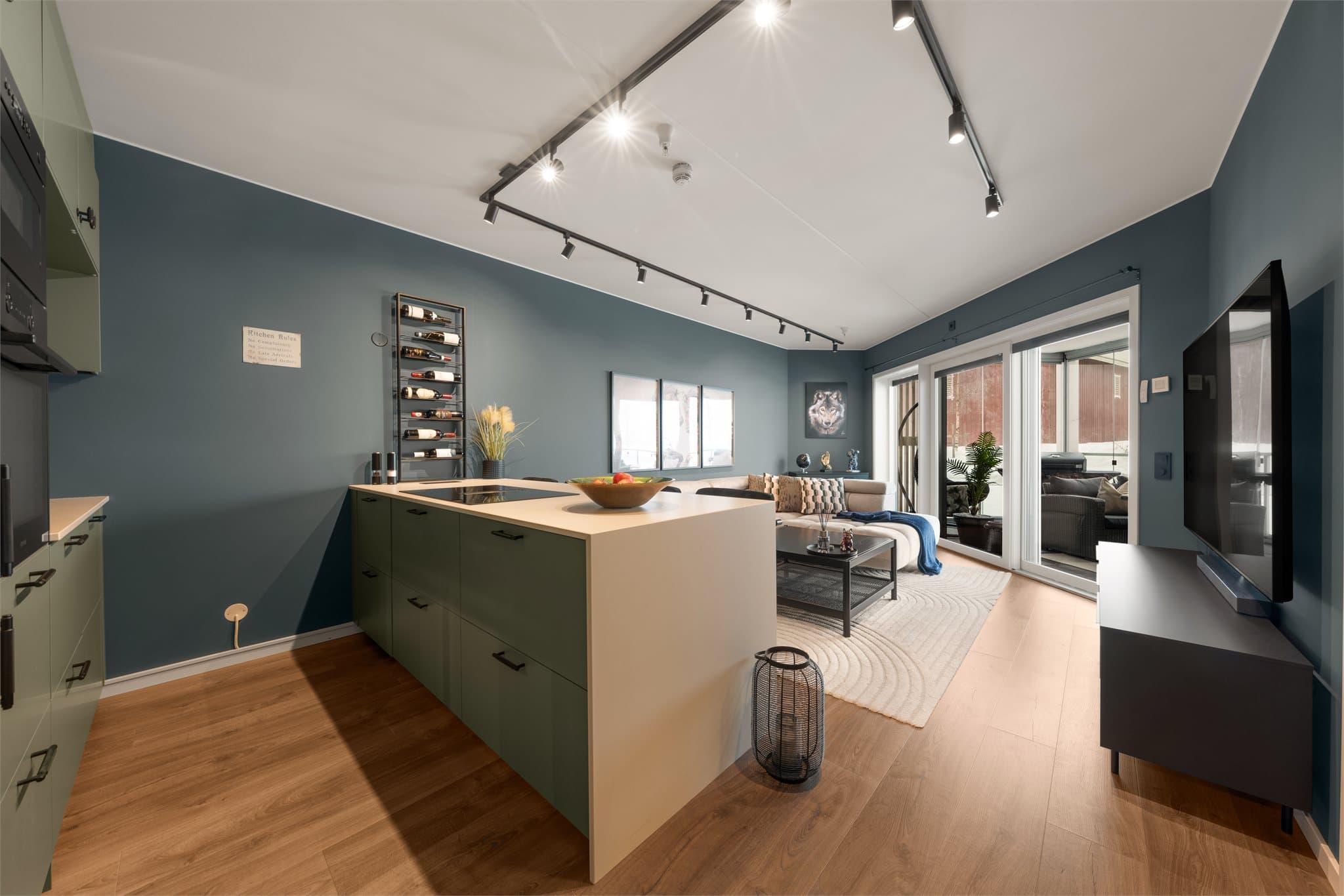 Leiligheten fremstår som moderne med gode materialvalg og tidsriktige fargenyanser.