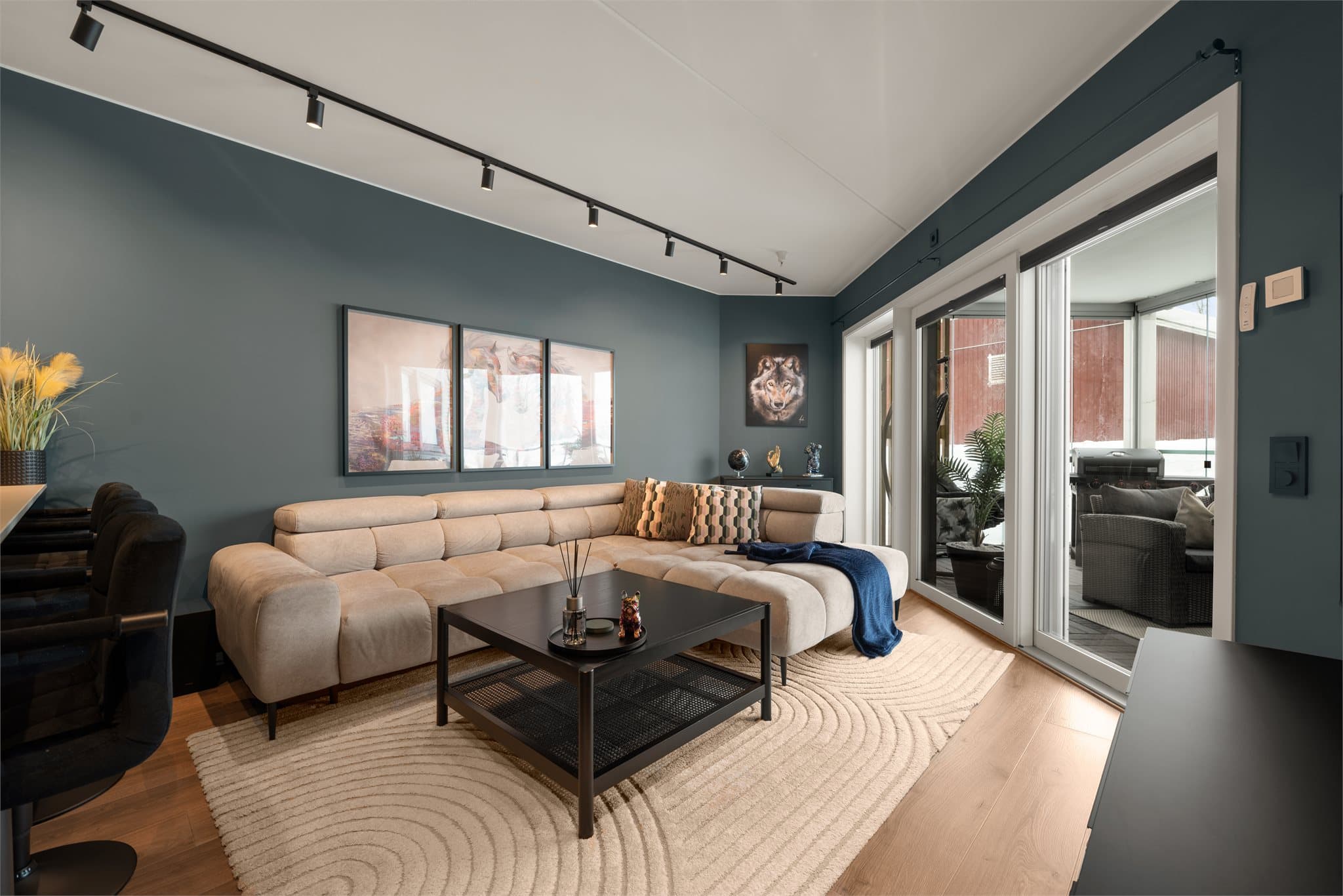 Leiligheten har vannbåren gulvvarme i kjøkken/stue, soverom og entré.