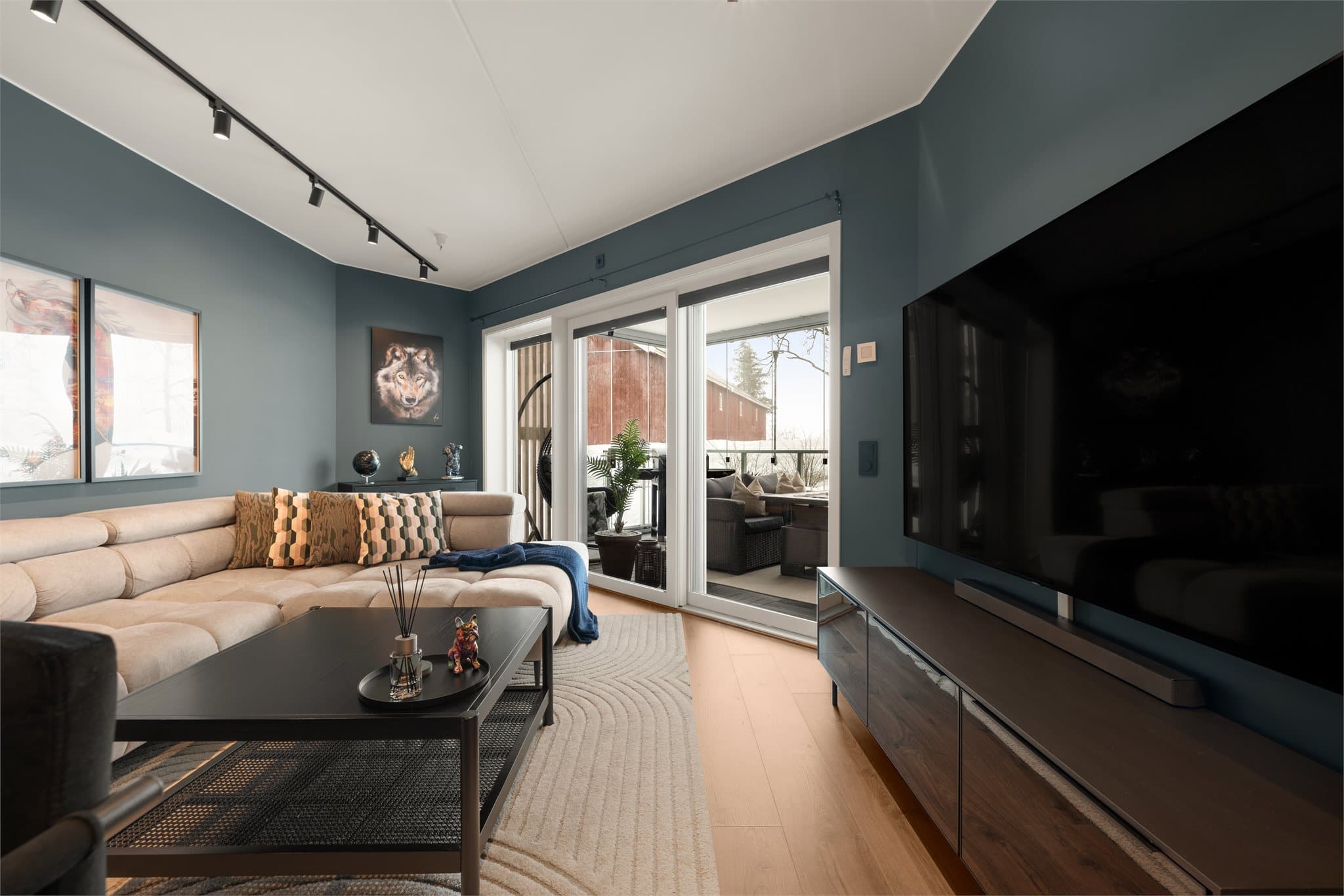 Fra stuen er det utgang til innglasset terrasse.