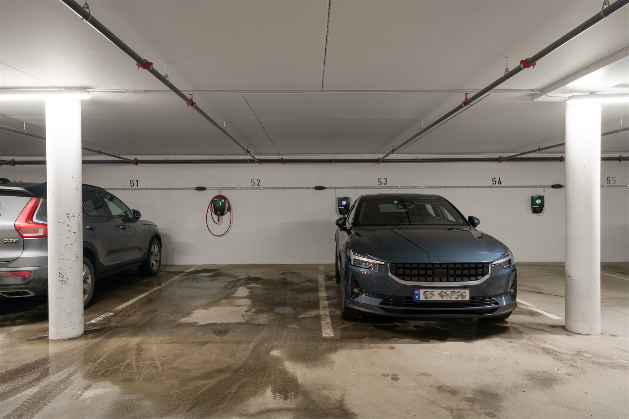 Det følger én garasjeplass med elbil-lader.