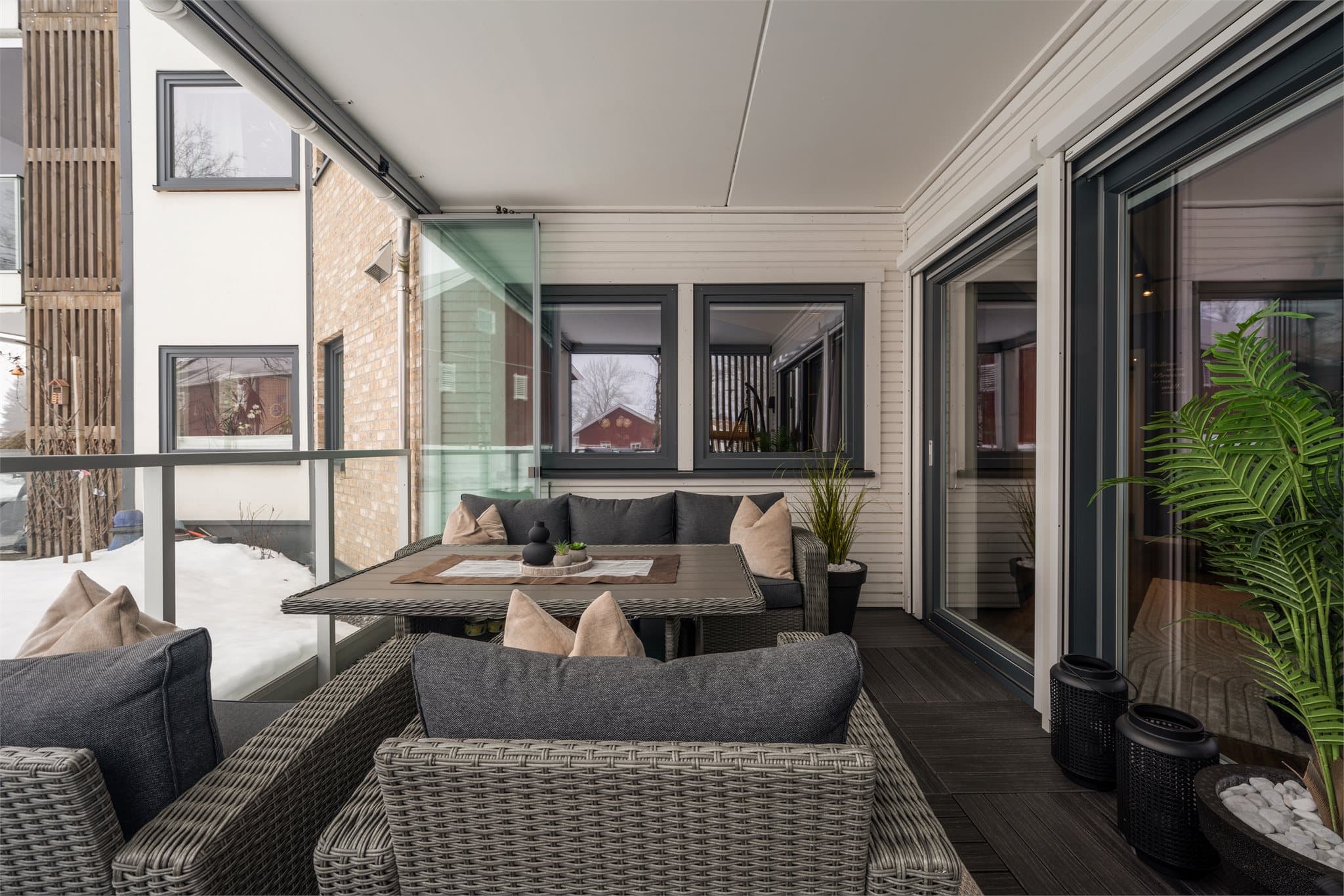 Eier har lagt klikkgulv på terrassen.