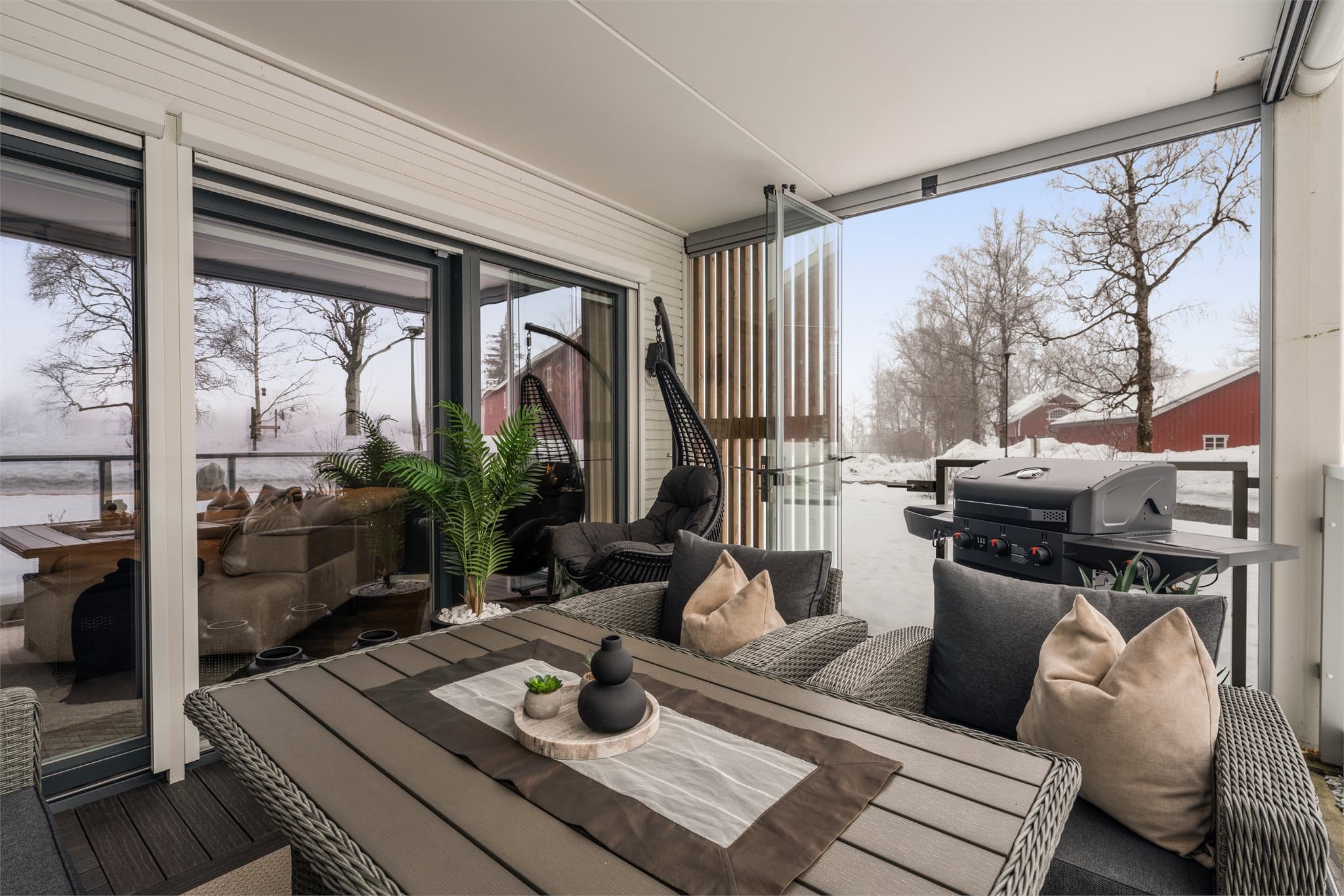 Terrassen er på ca. 13 kvm og det er fint plass til sittegruppe.