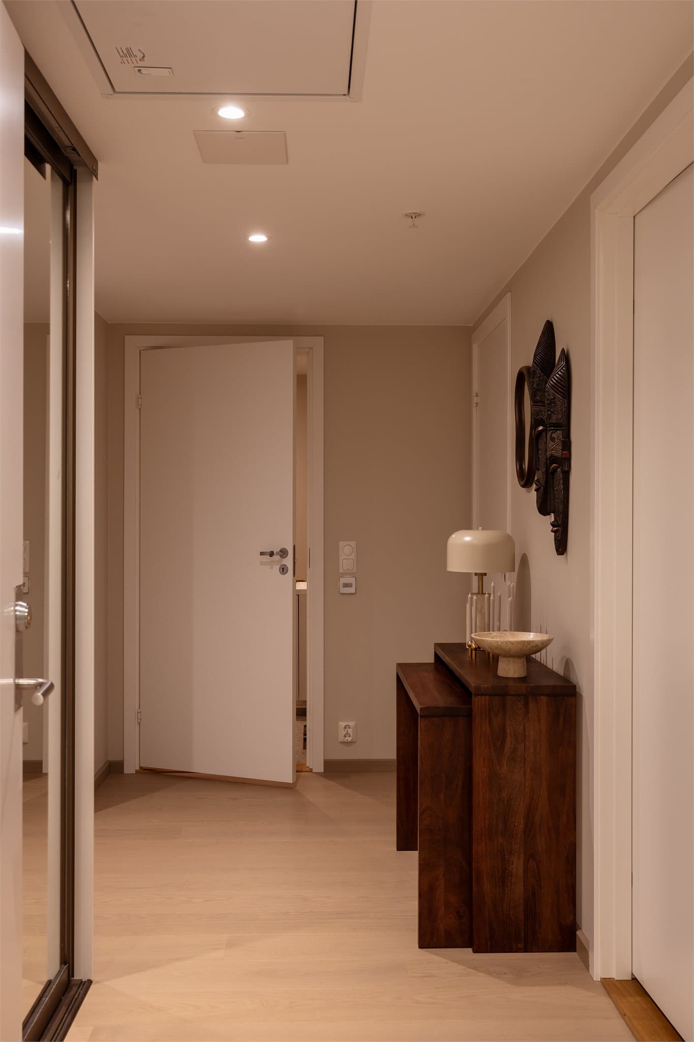 Boligen har en romslig entré med stor plassbygget skyvedørsgarderobe for oppbevaring.