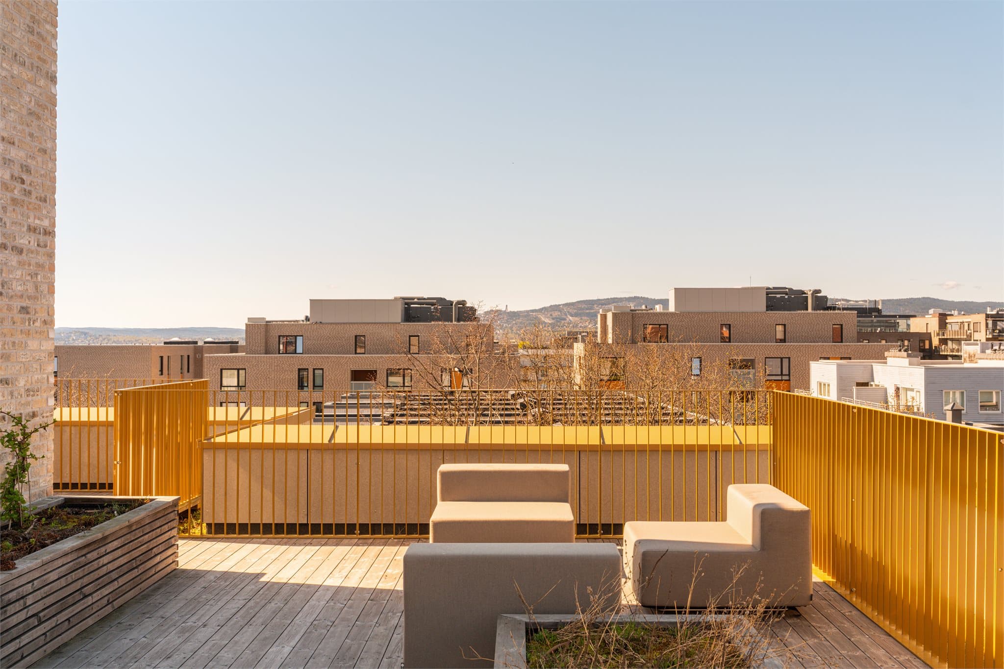 Her er det flere soner med sittegrupper, spisebord og pergola for hyggelige sommerdager.