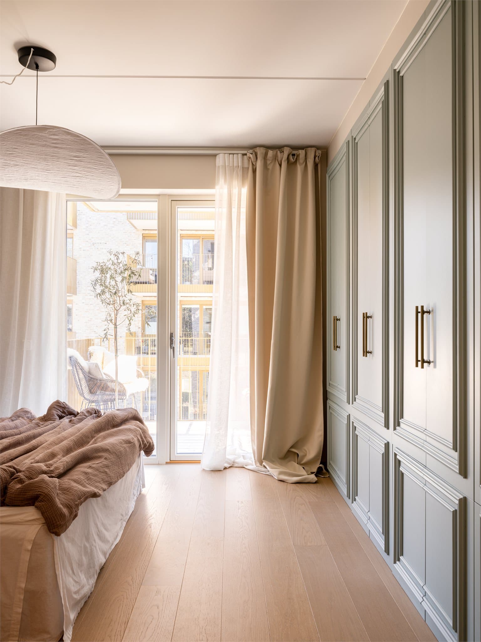 Fra soverommet kan du spasere rett ut og nyte kaffen i morgensolen.