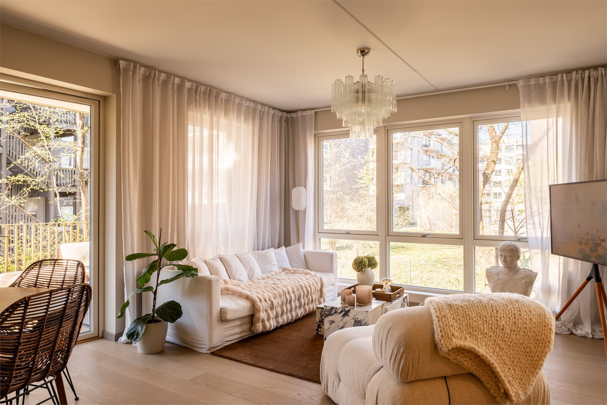 Boligen har en romslig stue med god plass til ønsket sofa/lounge i tillegg til spiseplass.