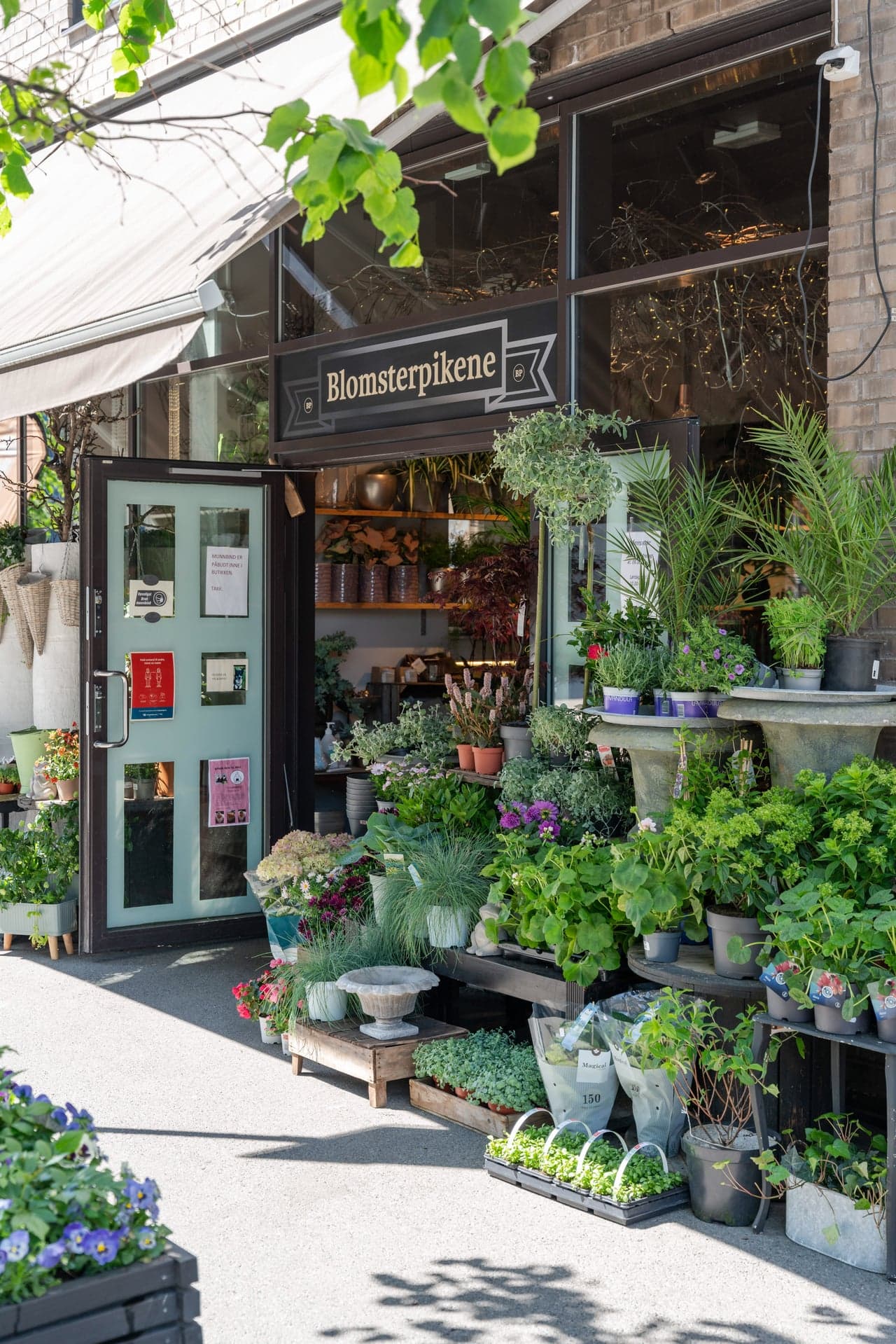 Blomsterpikene byr på flotte helgebuketter.