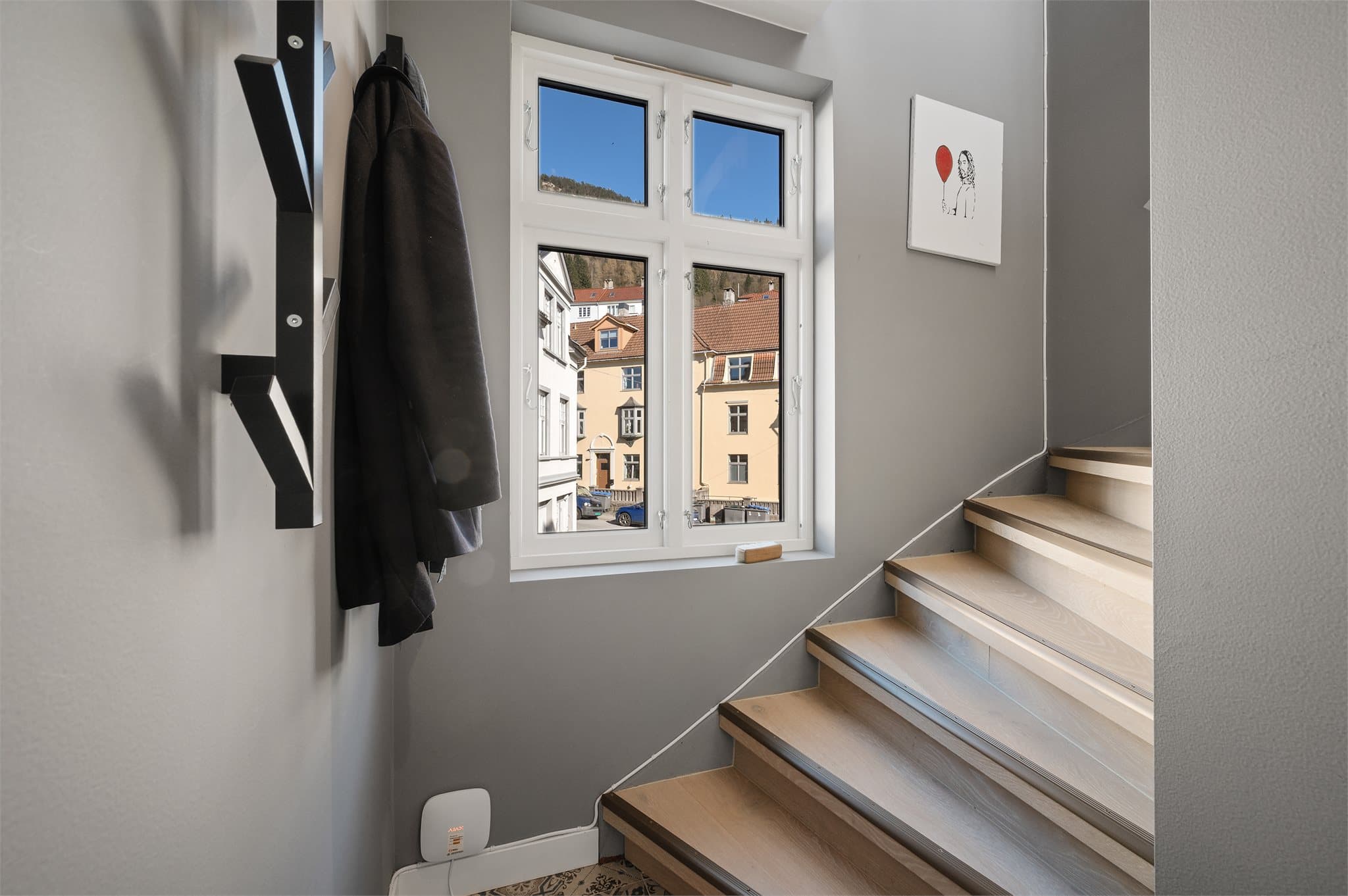 - Entréen måler 1,9 m², her kan man henge i fra seg etter en lang dag -