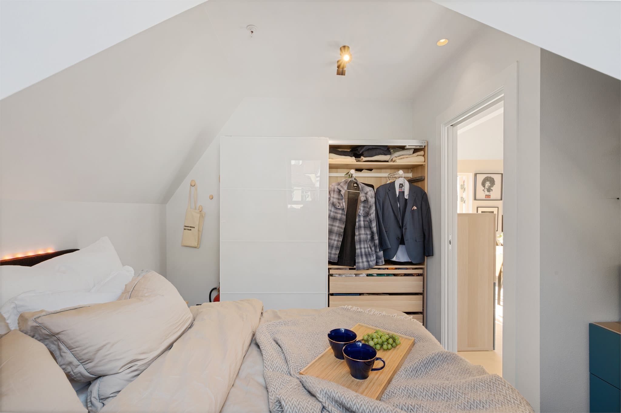 - Med god plass til gardeskap av god størrelse -