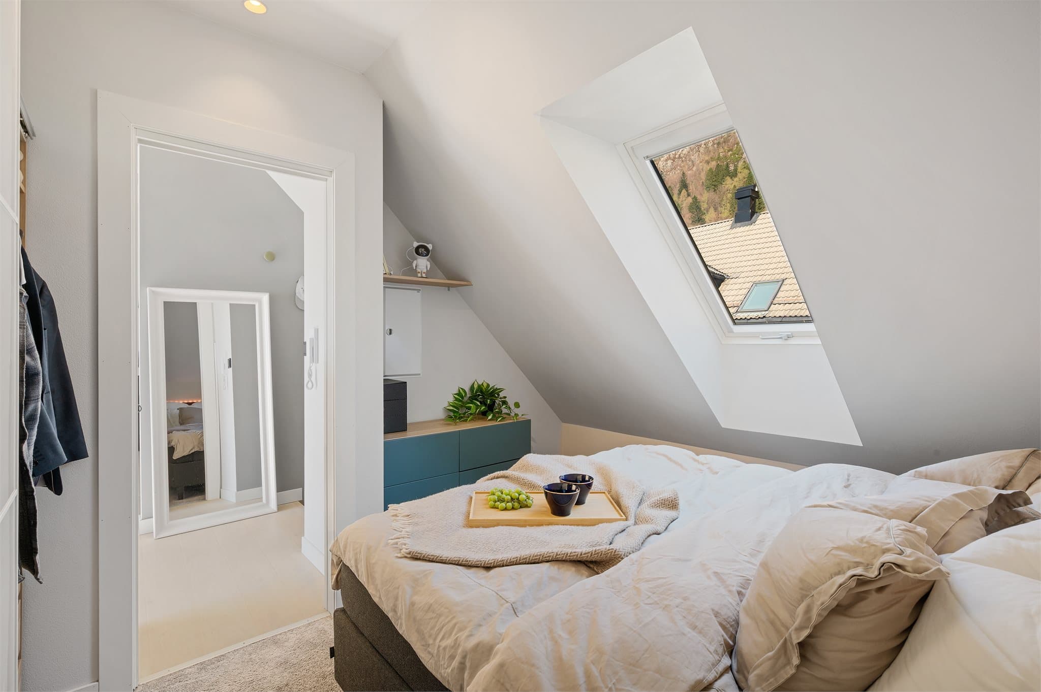 - Vinduet sørger for rikelig med naturlig lysinnslipp -