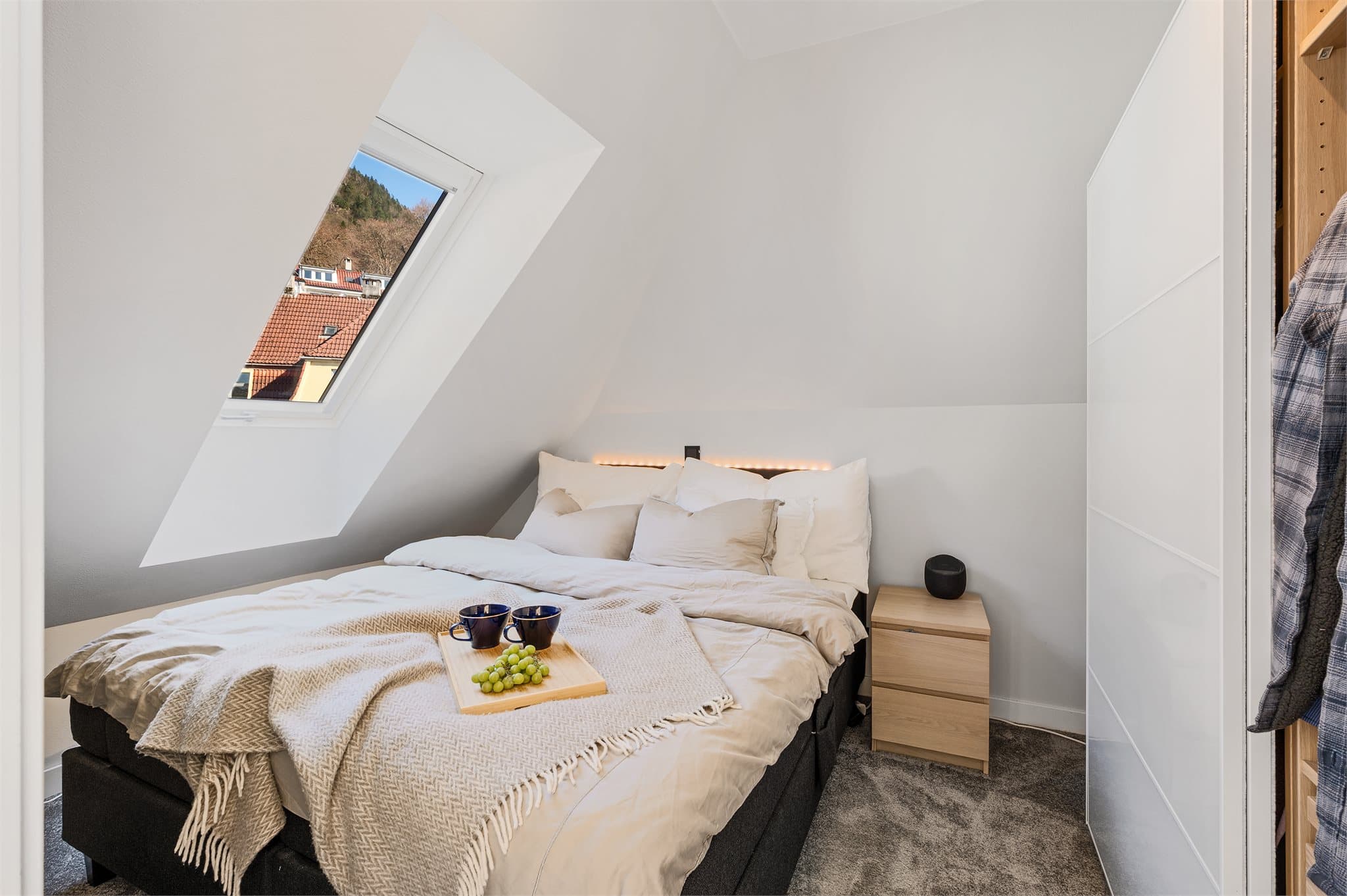 - Soverommet måler 8,6 m² -