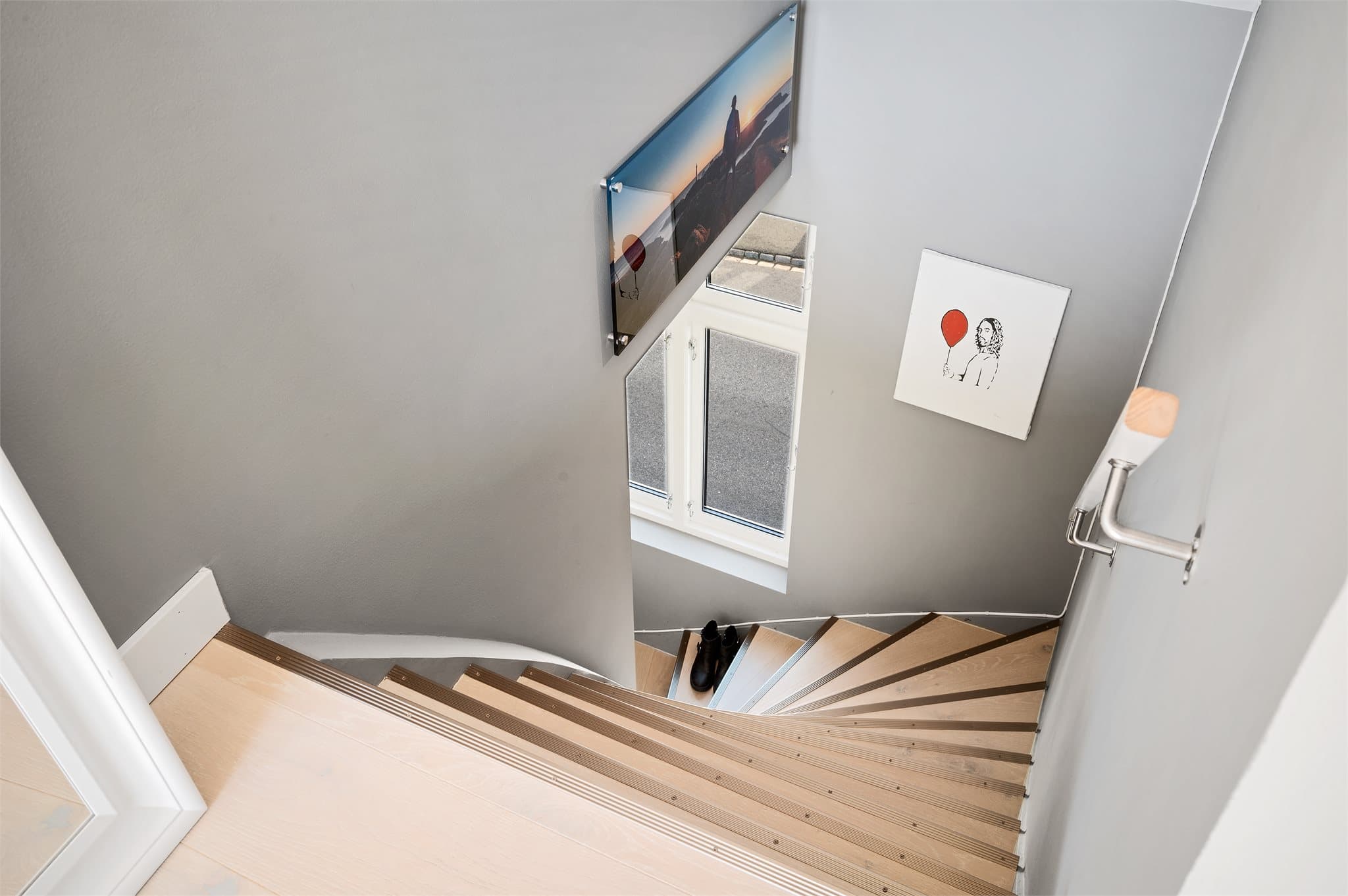 - Vi beveger oss ned i leilighetens 2. etasje, hvor vi finner entréen -