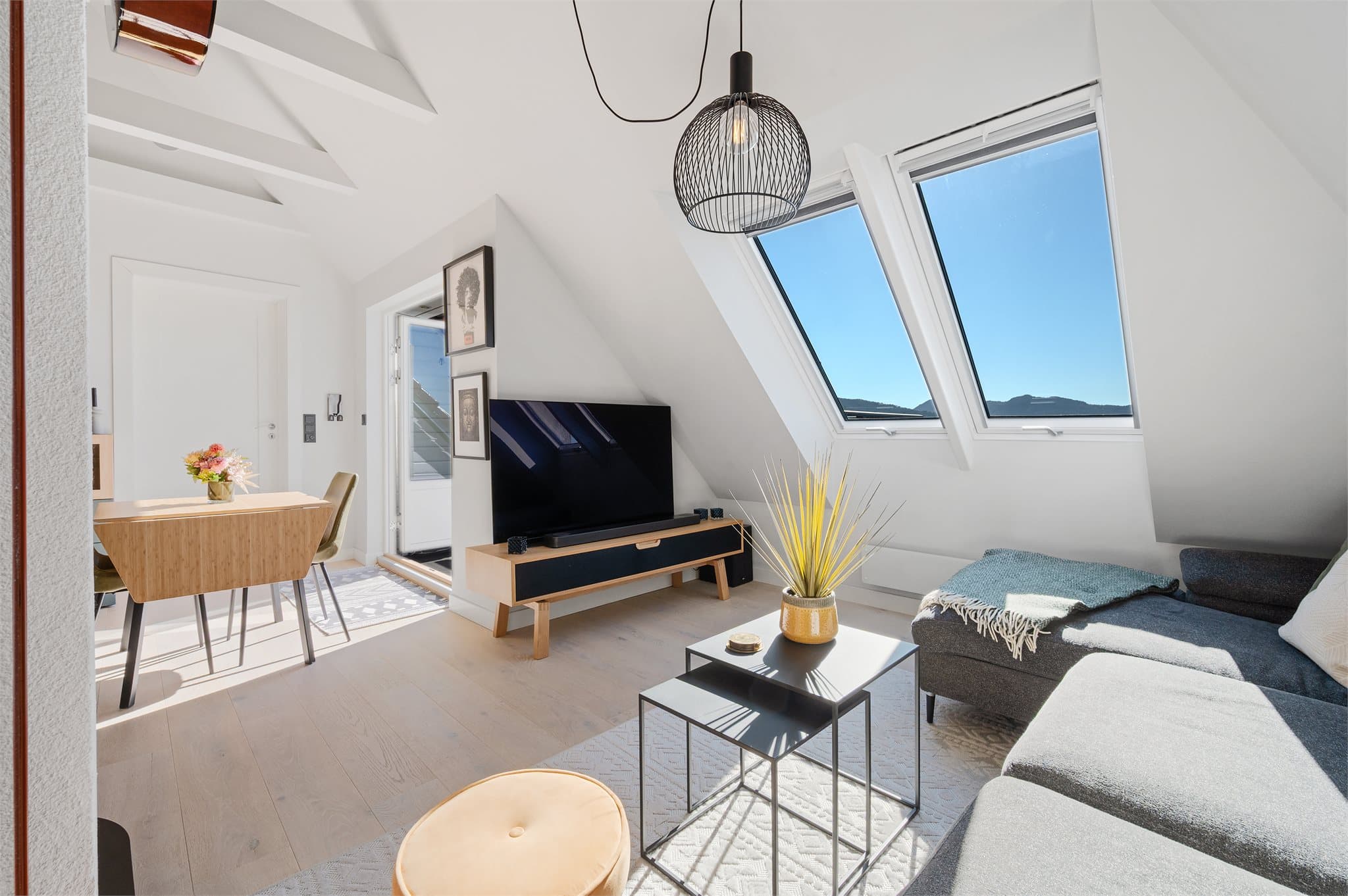 - I tillegg til en sofa av god størrelse har man også plass til et lite spisebord om ønskelig -