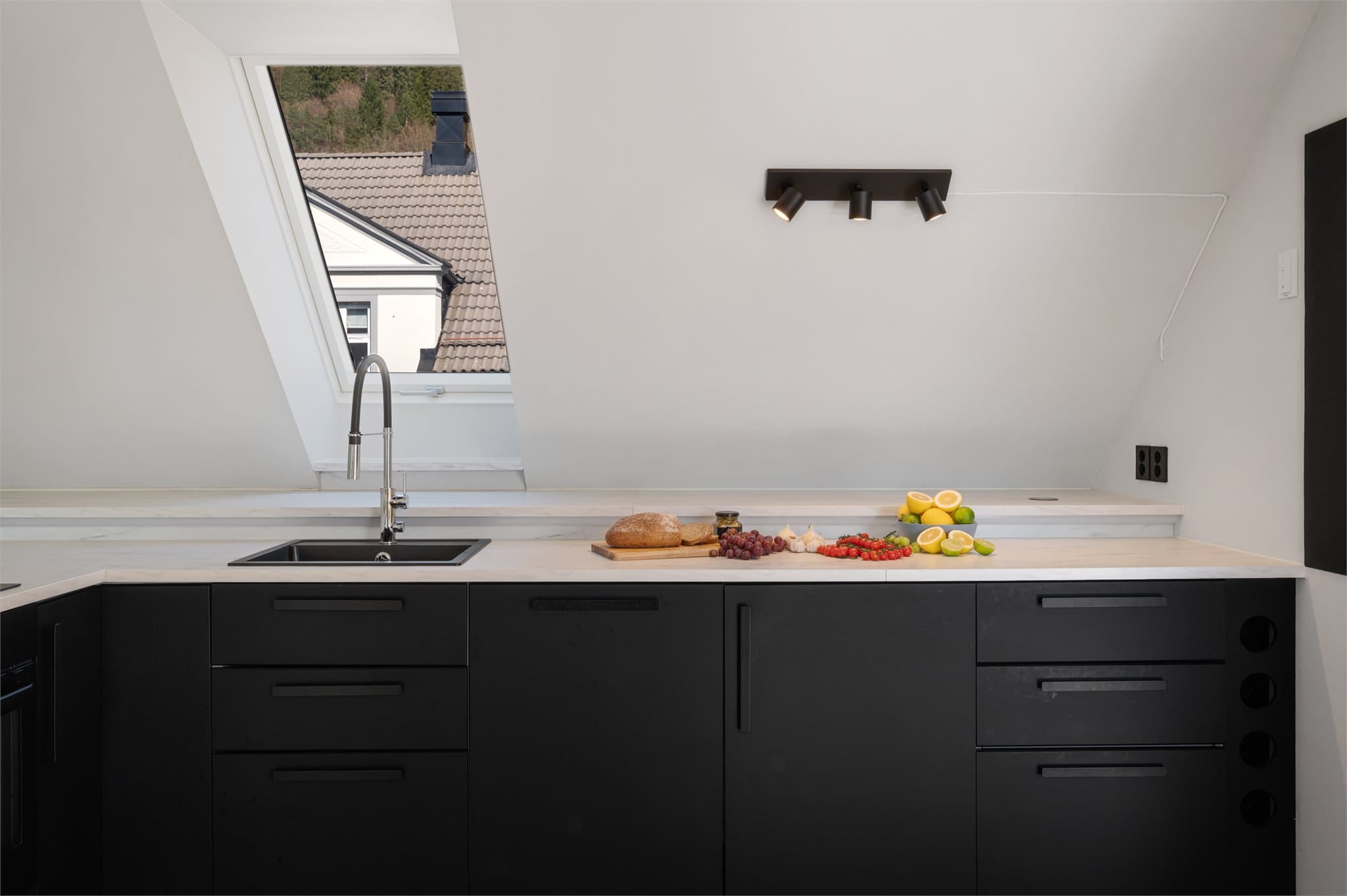 - Handle inn til dagens middag kan gjøres på Nærbutikken Sandviken som kun er en 2 minutters gåtur fra leiligheten, og som også er søndagsåpen! -