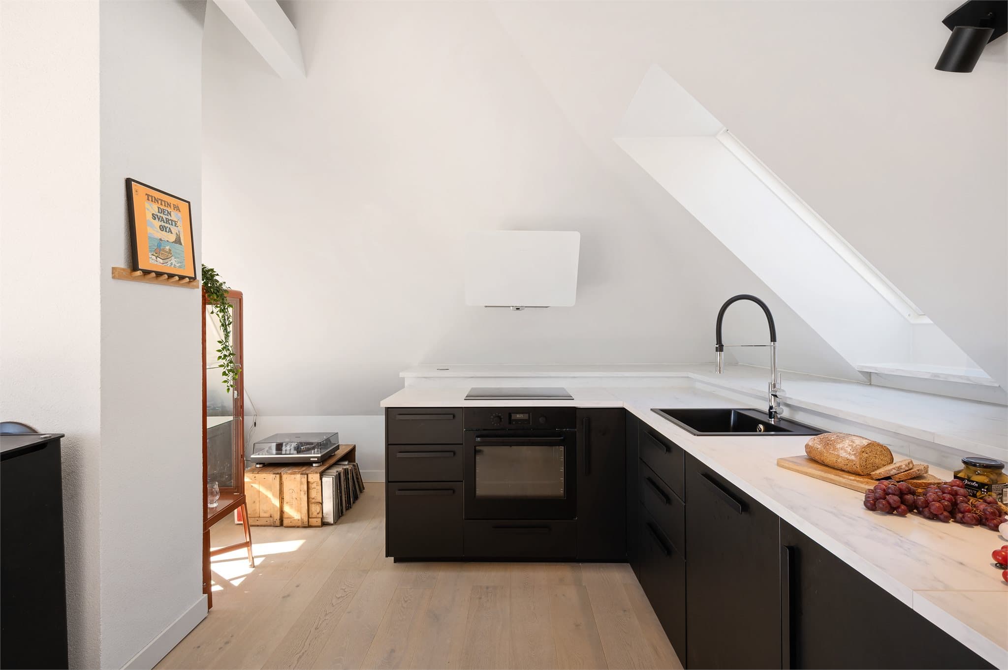 - Ny eier får gleden av integrerte hvitevarer som; Steikeovn, oppvaskmaskin, kjøleskap og induksjon platetopp -