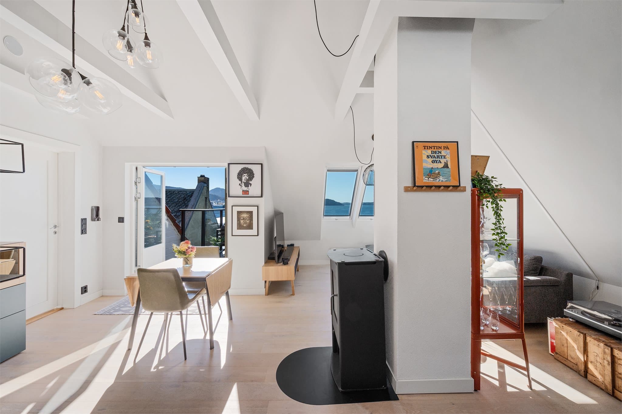 - Leiligheten er malt i en lys farge som gjør det enkelt å innrede med egne møbler -