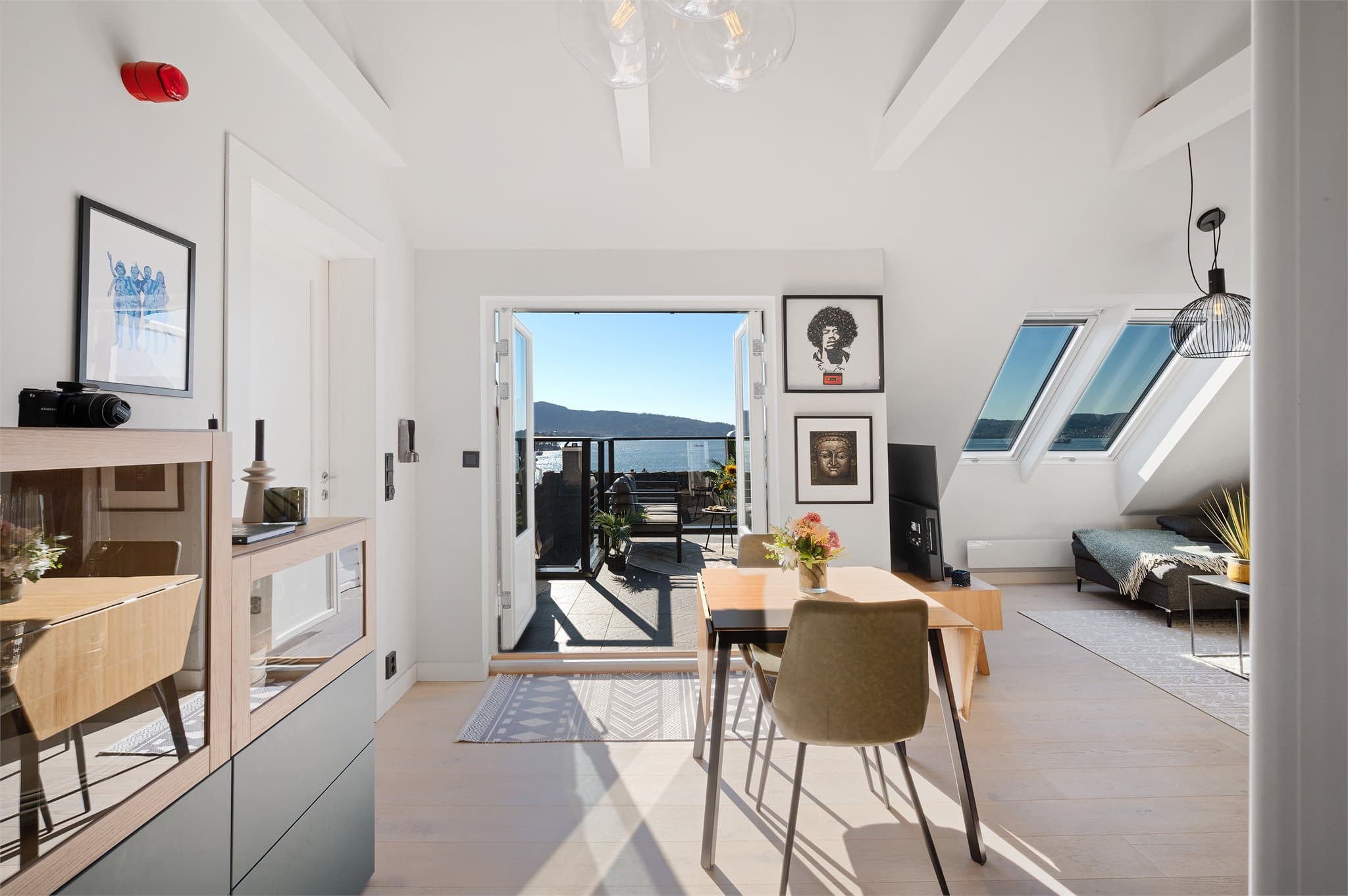 - Leiligheten har et samlet BRA-i på 50m² fordelt på stue/kjøkken, soverom, bad og entré -