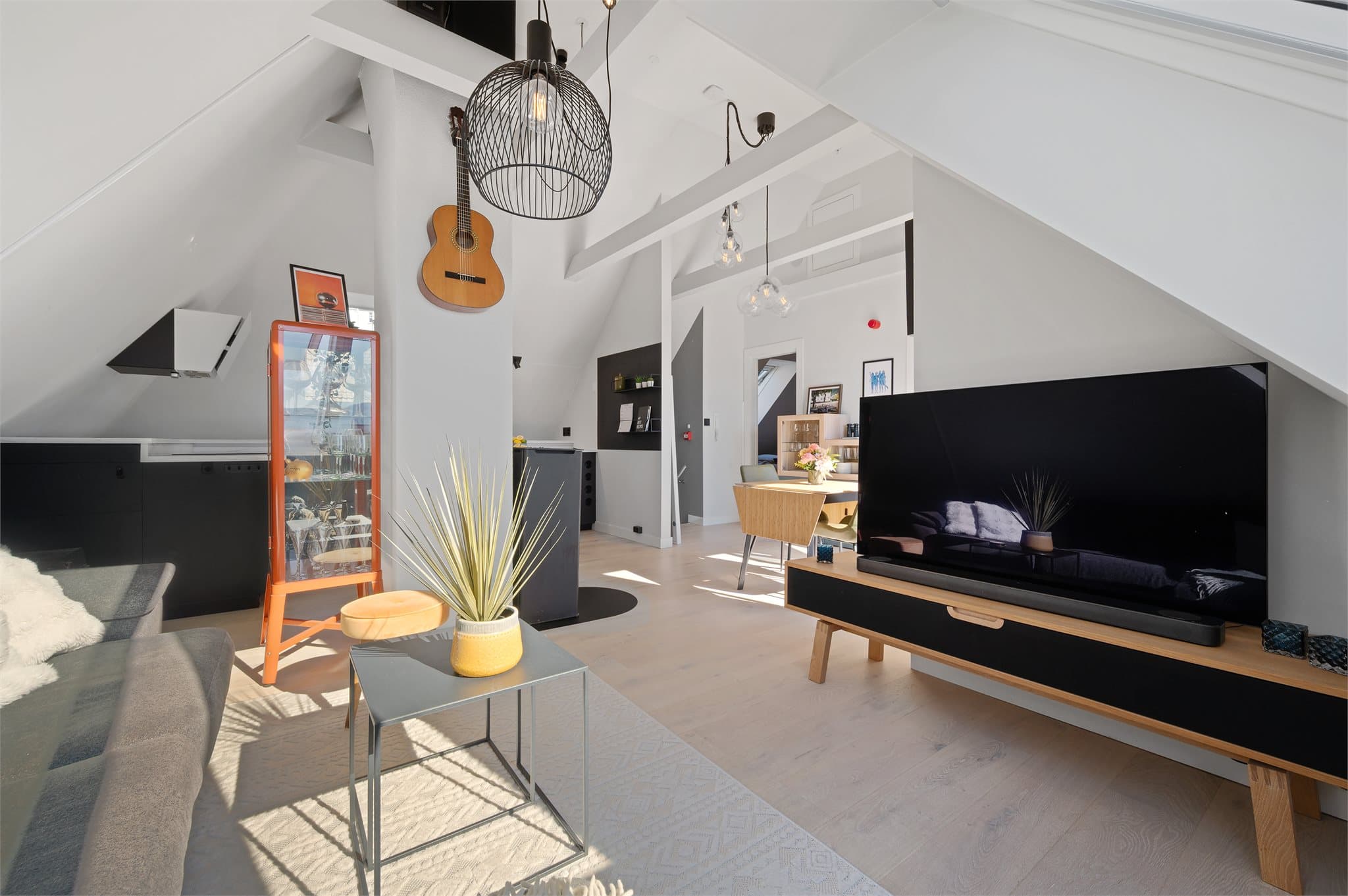 - Legg merke til den gode takhøyden, som gjør at leiligheten føles romslig og luftig -