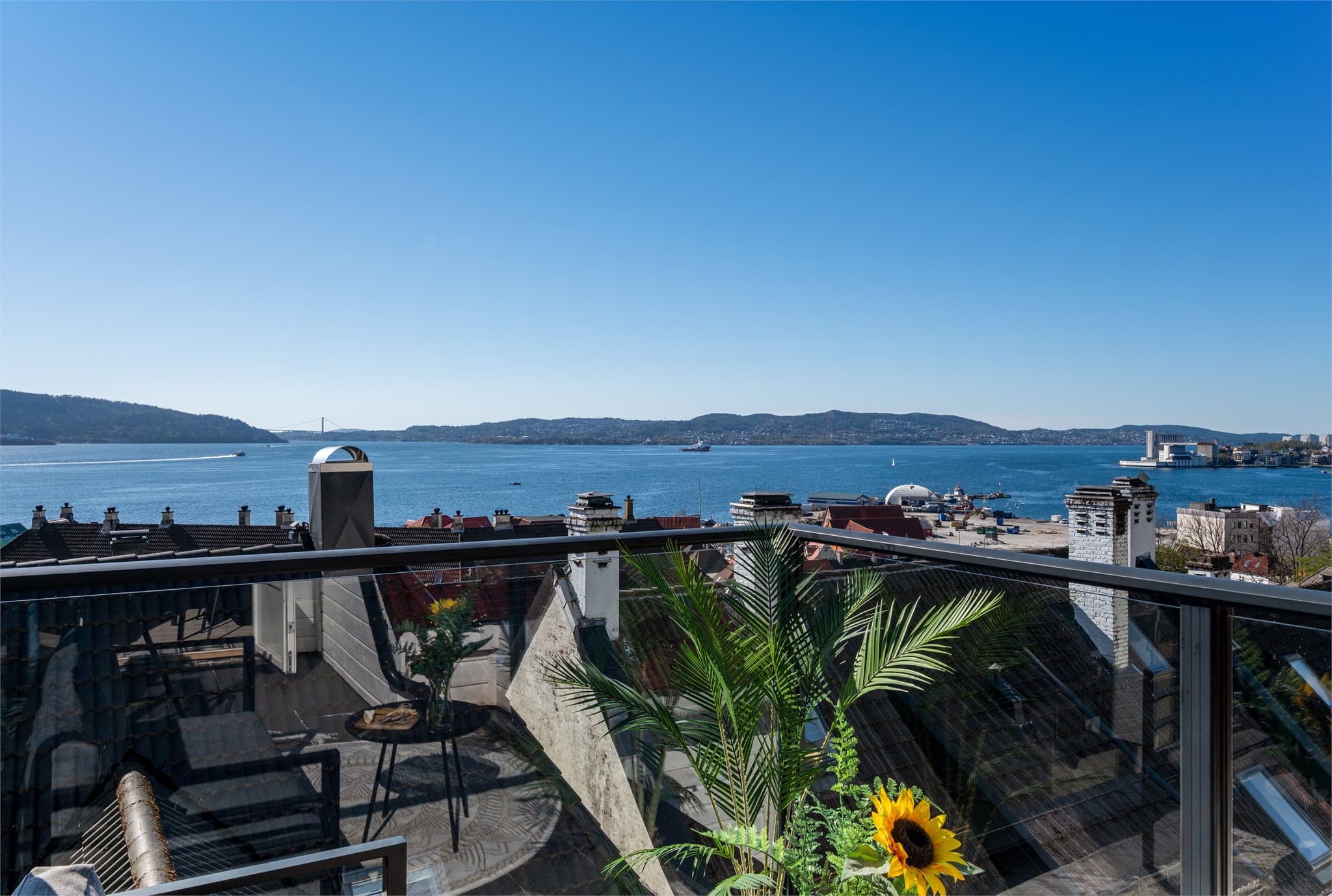 - Med nærhet til byens sentrum, kombinert med boligens solrike takterrasse med nydelig sjøutsikt, ligger alt til rette for effektive hverdager og avslappende fridager -