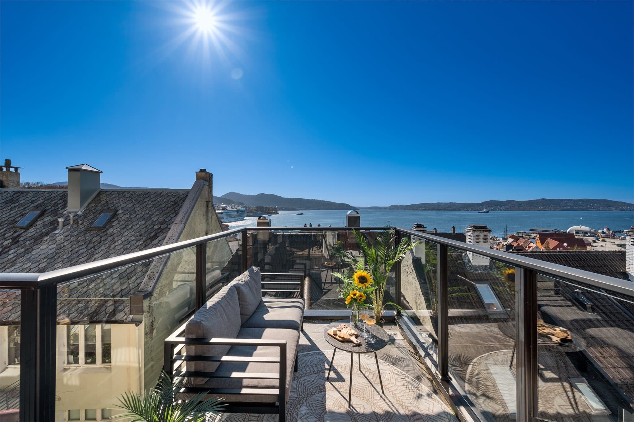 - Takterrassen strekker seg utover 10 m², her kan man med glede nyte solen med venner eller familie -