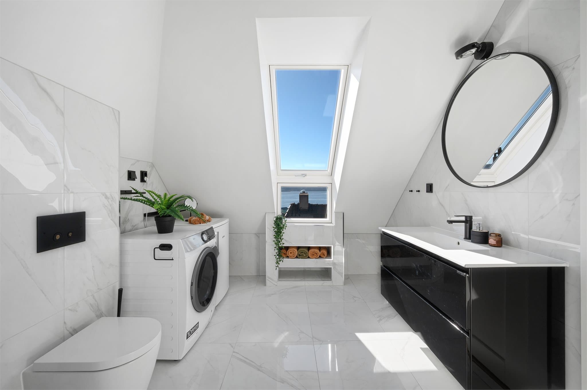 - Innebygde hyller som er både stilrent og praktisk for oppbevaring av øvrige håndklær -