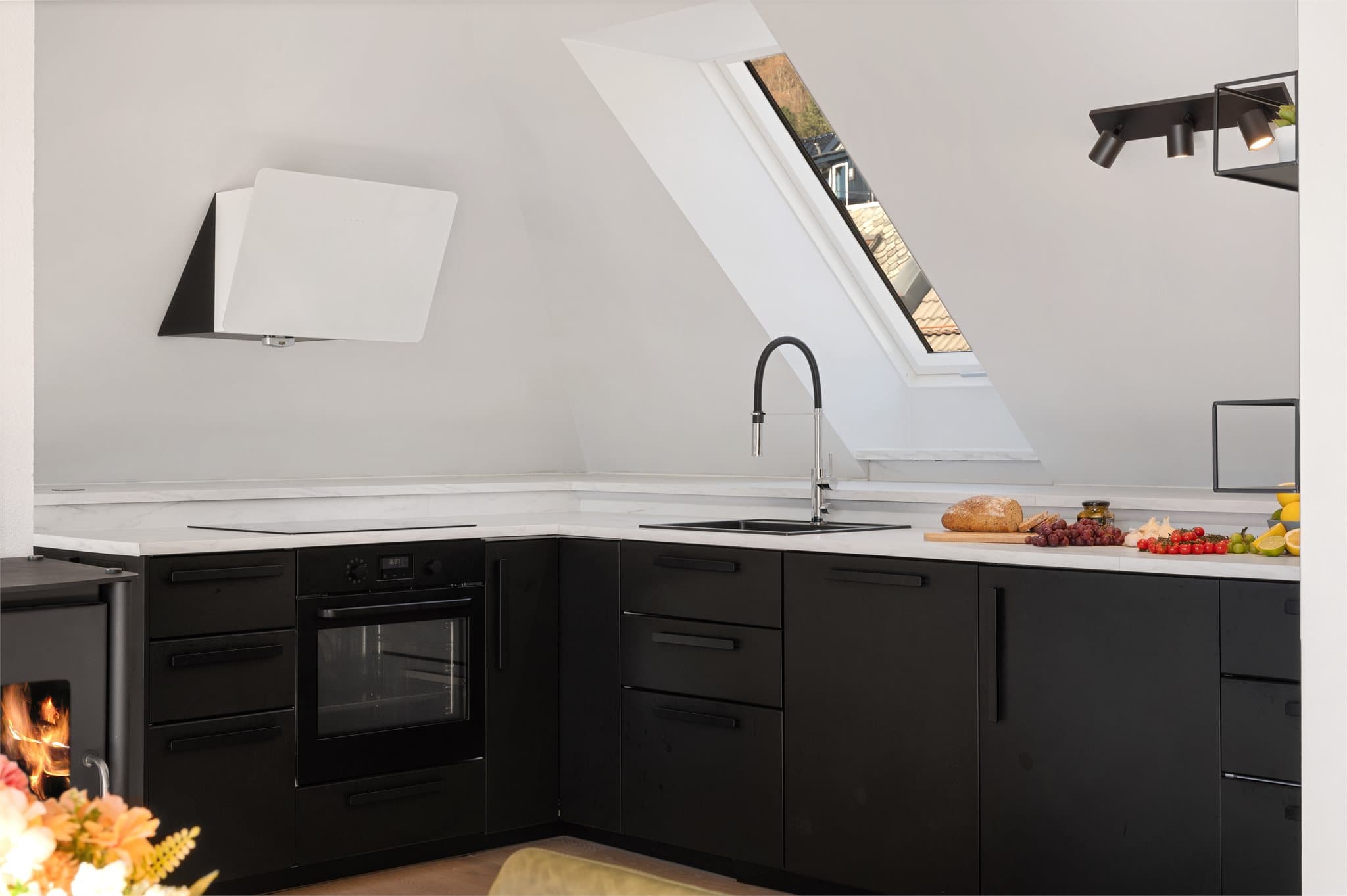 - Lekker kjøkkeninnredning med slette fronter og benkeplate i laminat -