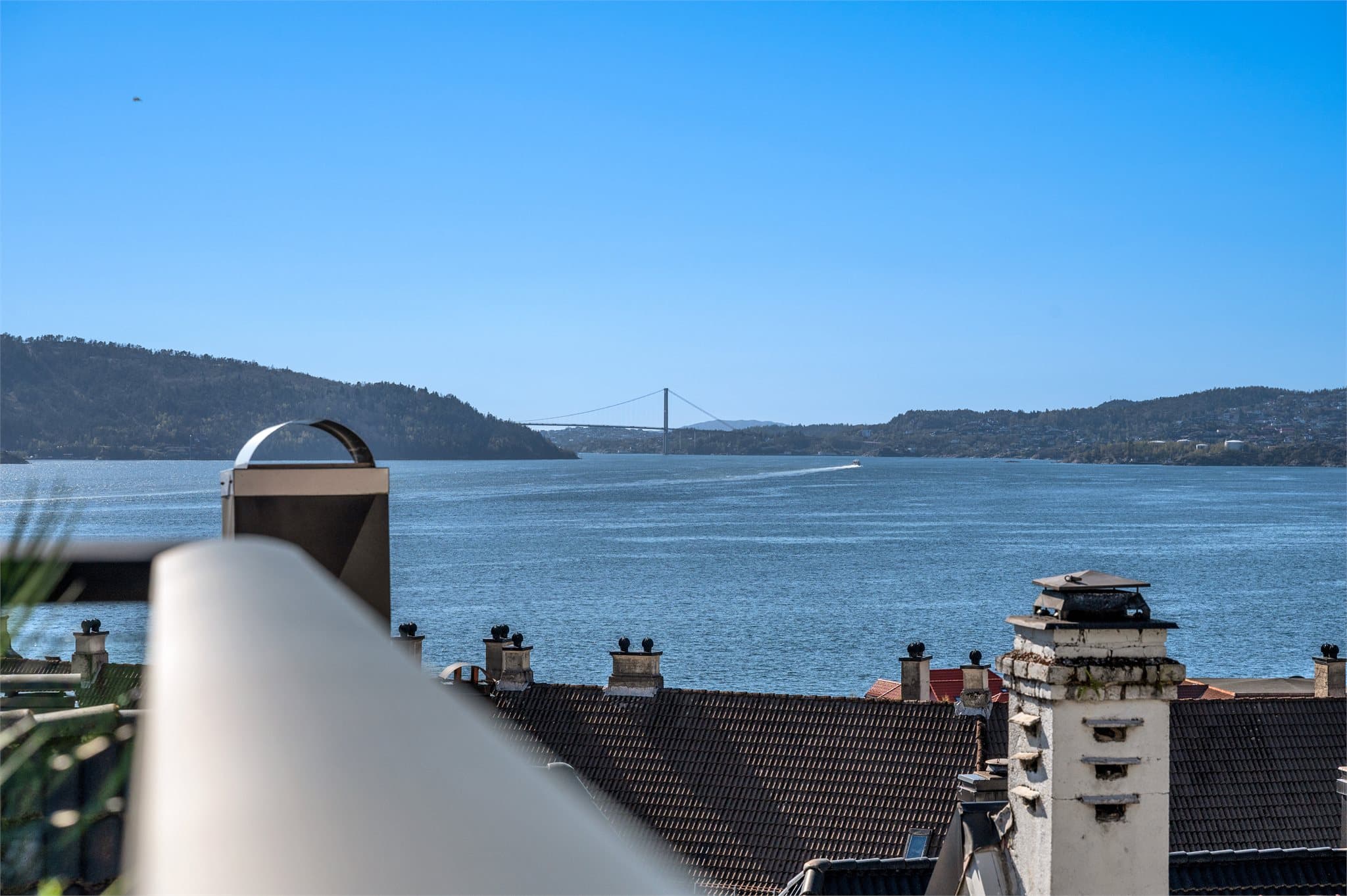 - Fra egen takterrasse kan man både finne roen og samtidig følge med på Bergens sjøtrafikk -