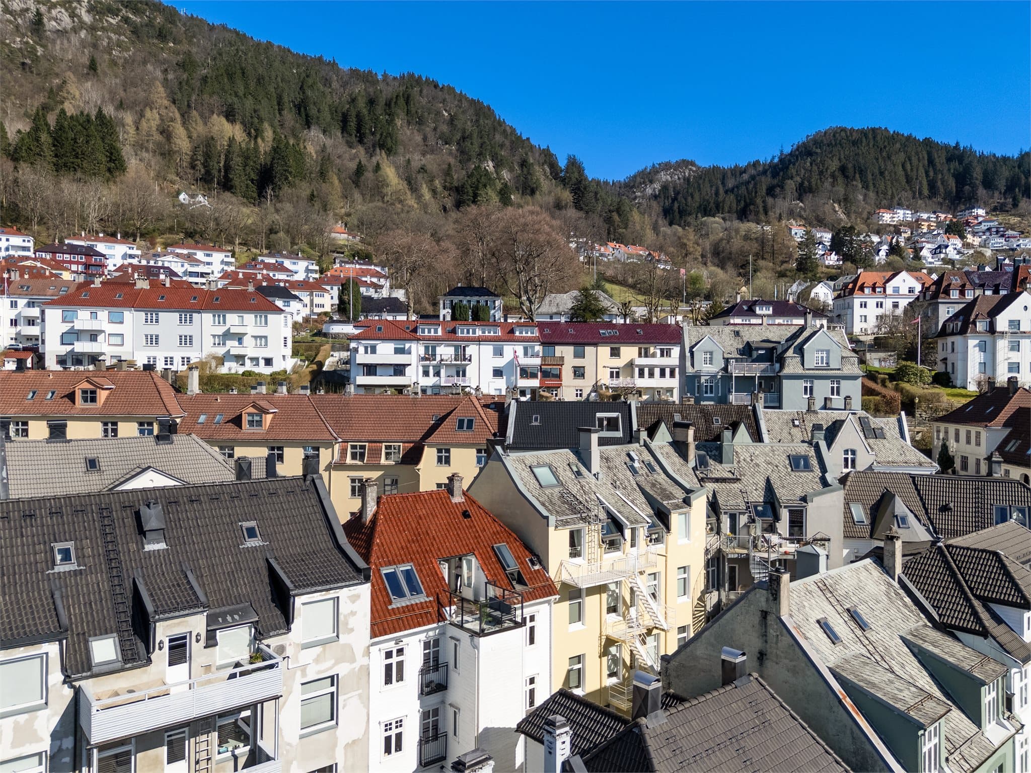 - Fra leiligheten har man gode kollektivmuligheter, med busstoppet Kirkegaten kun 2 minutters unna -