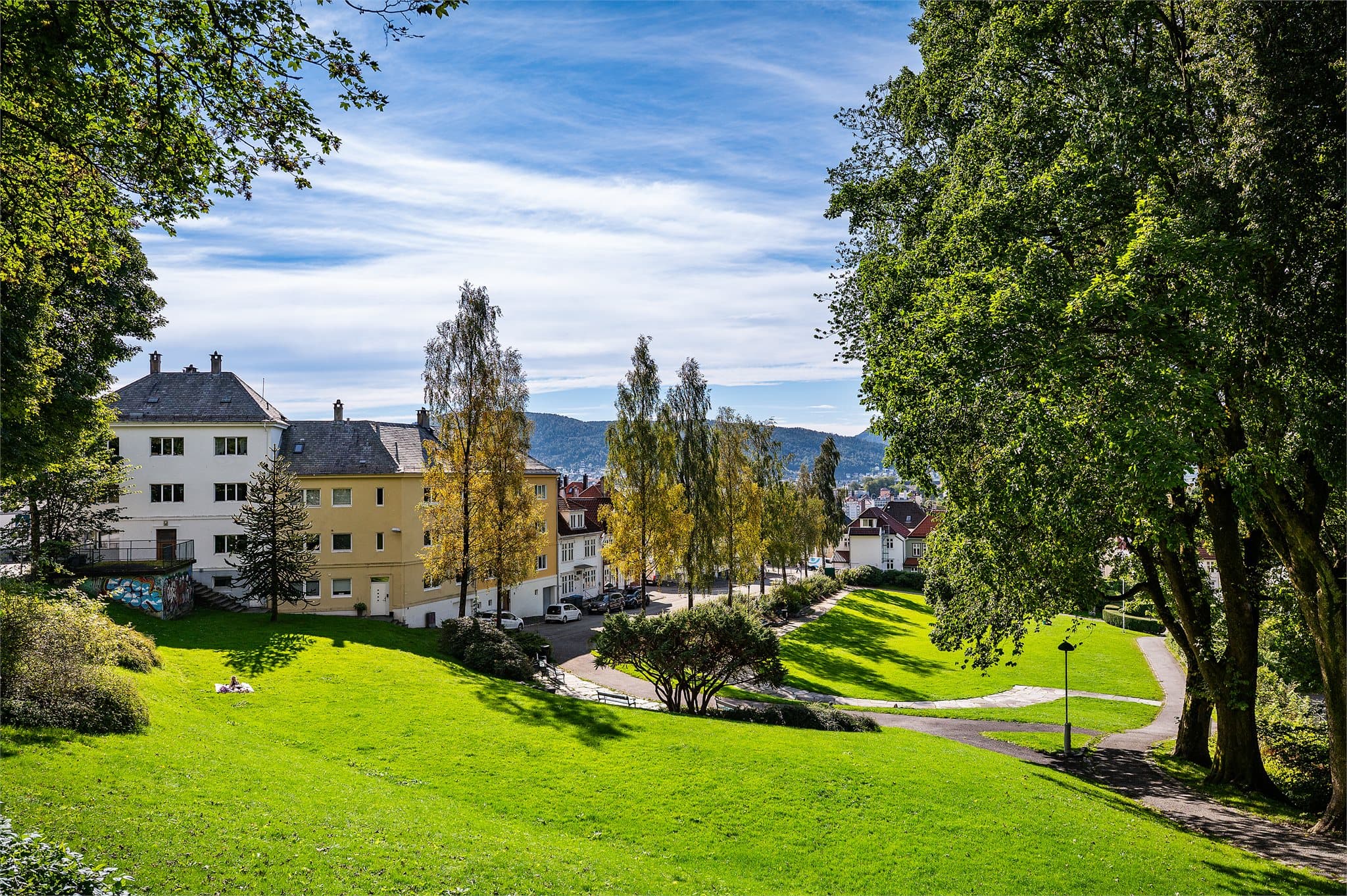 - Meyermarken ligger kun en 8 minutters gåtur fra leiligheten, her kan man nyte de ekstra fine dagene omgitt av grønt! -
