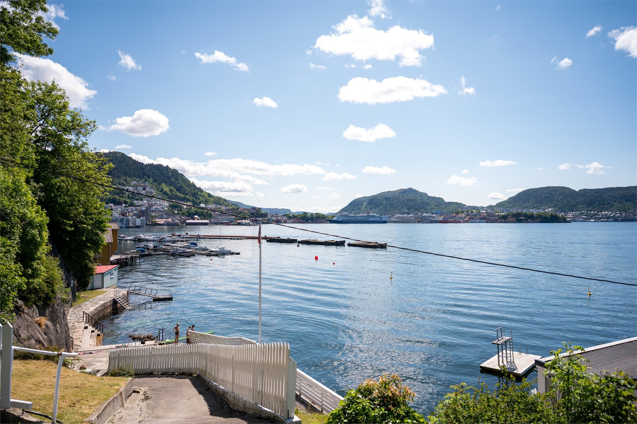 - Glad i å bade? Da ligger Sandviken sjøbad en 5 minutters kjøretur unna leiligheten -