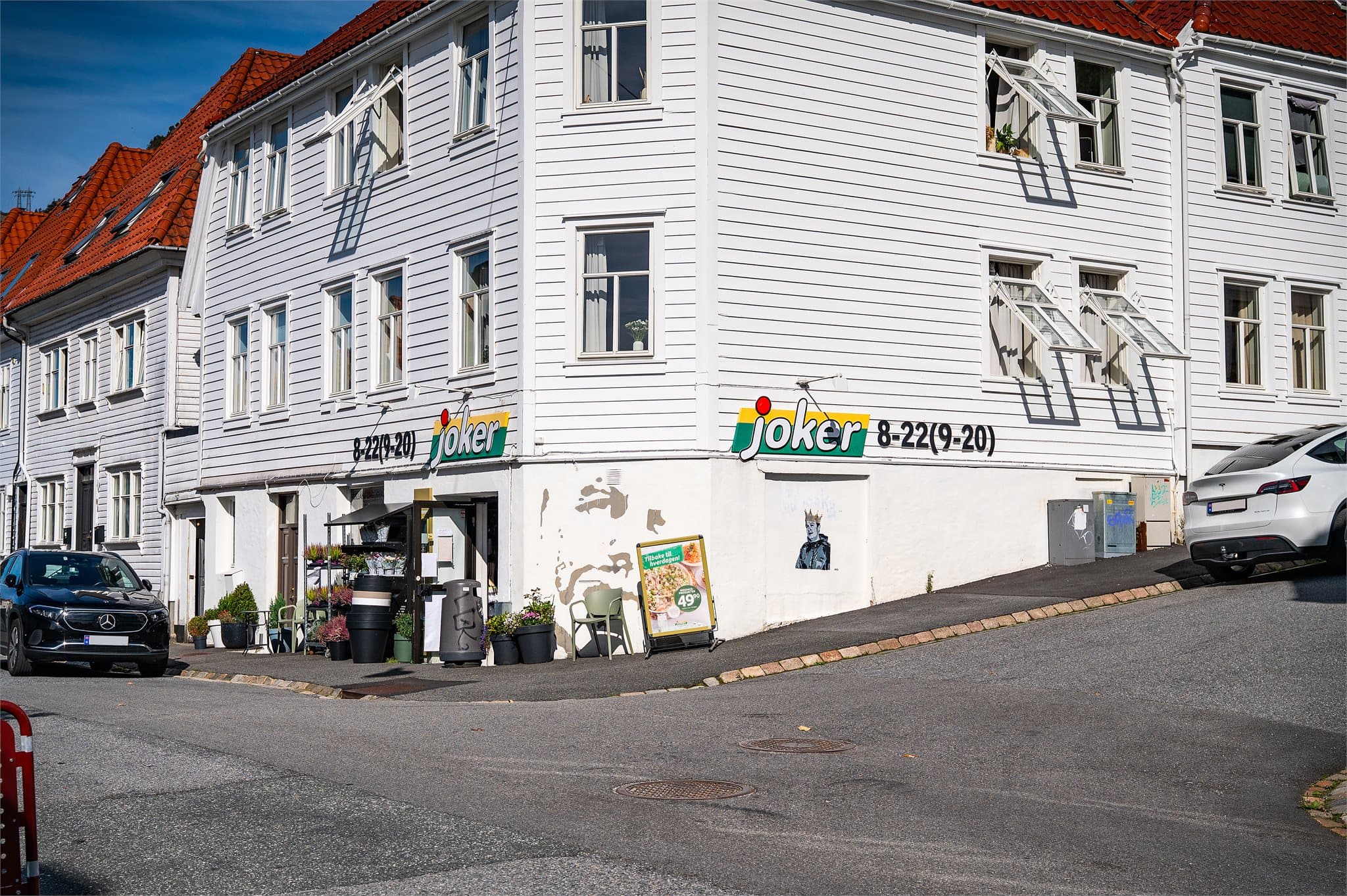 - 3 minutters gange fra boligen finner man Joker Sandviken. Videre har man Sandviken dagligvare som er nærbutikken kun en 2 minutters spasertur unna -
