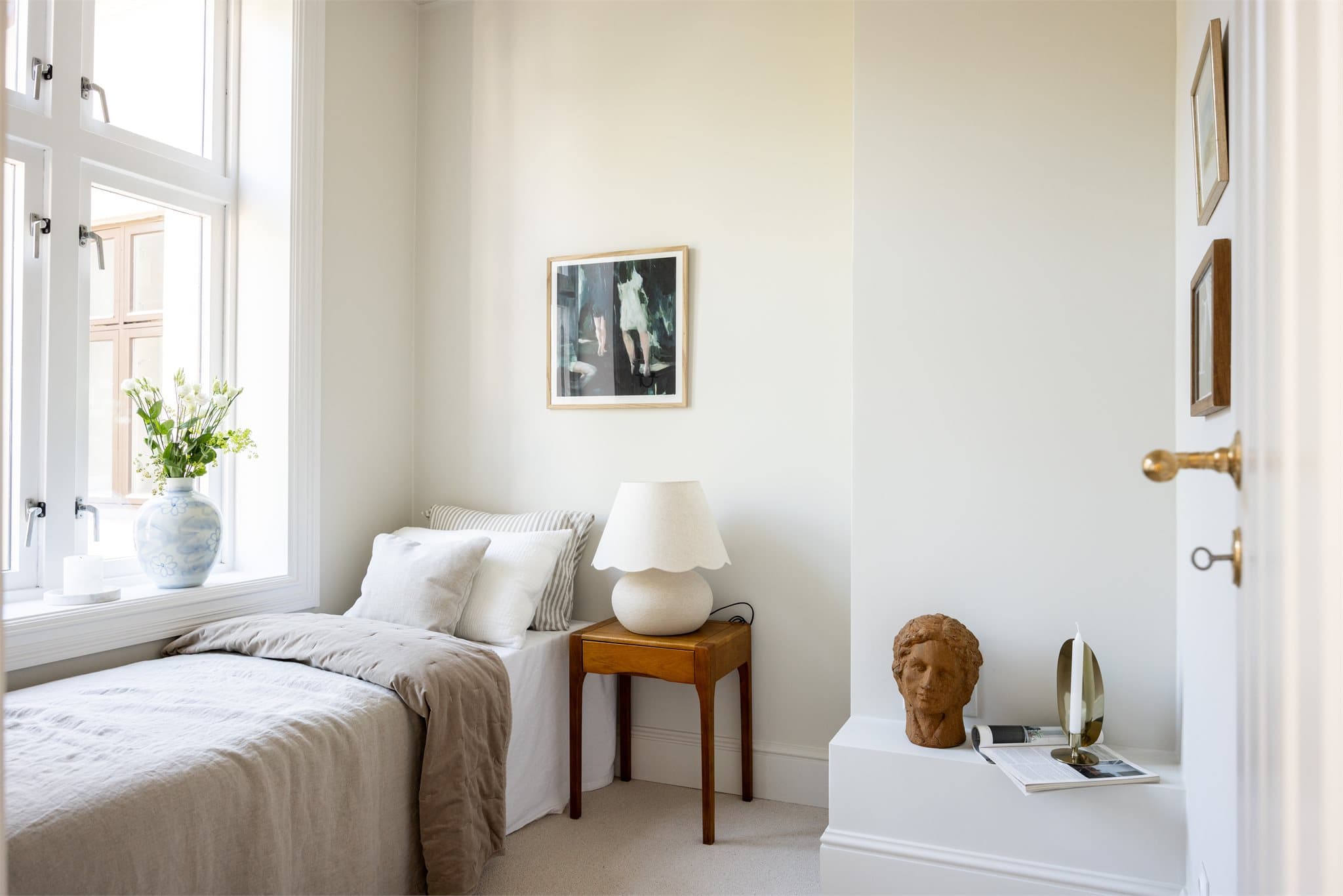 Her er det plass til seng, nattbord og annet ønskelig møblement. Lysemalte, fine farger og deilig teppe på gulv.