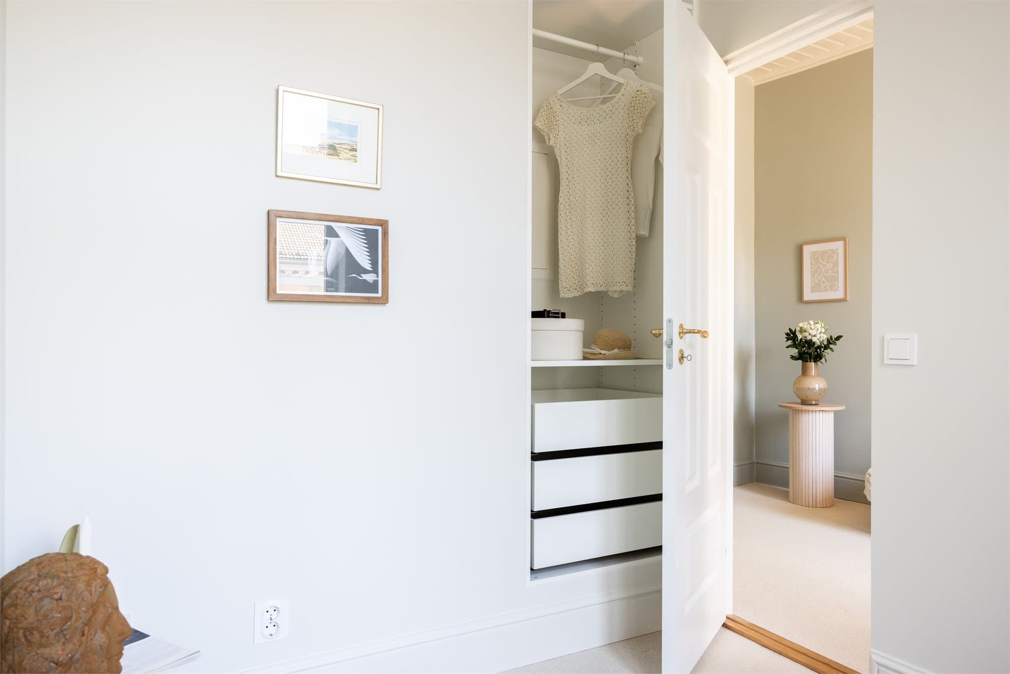 Praktisk plassbygd garderobe bak døren.