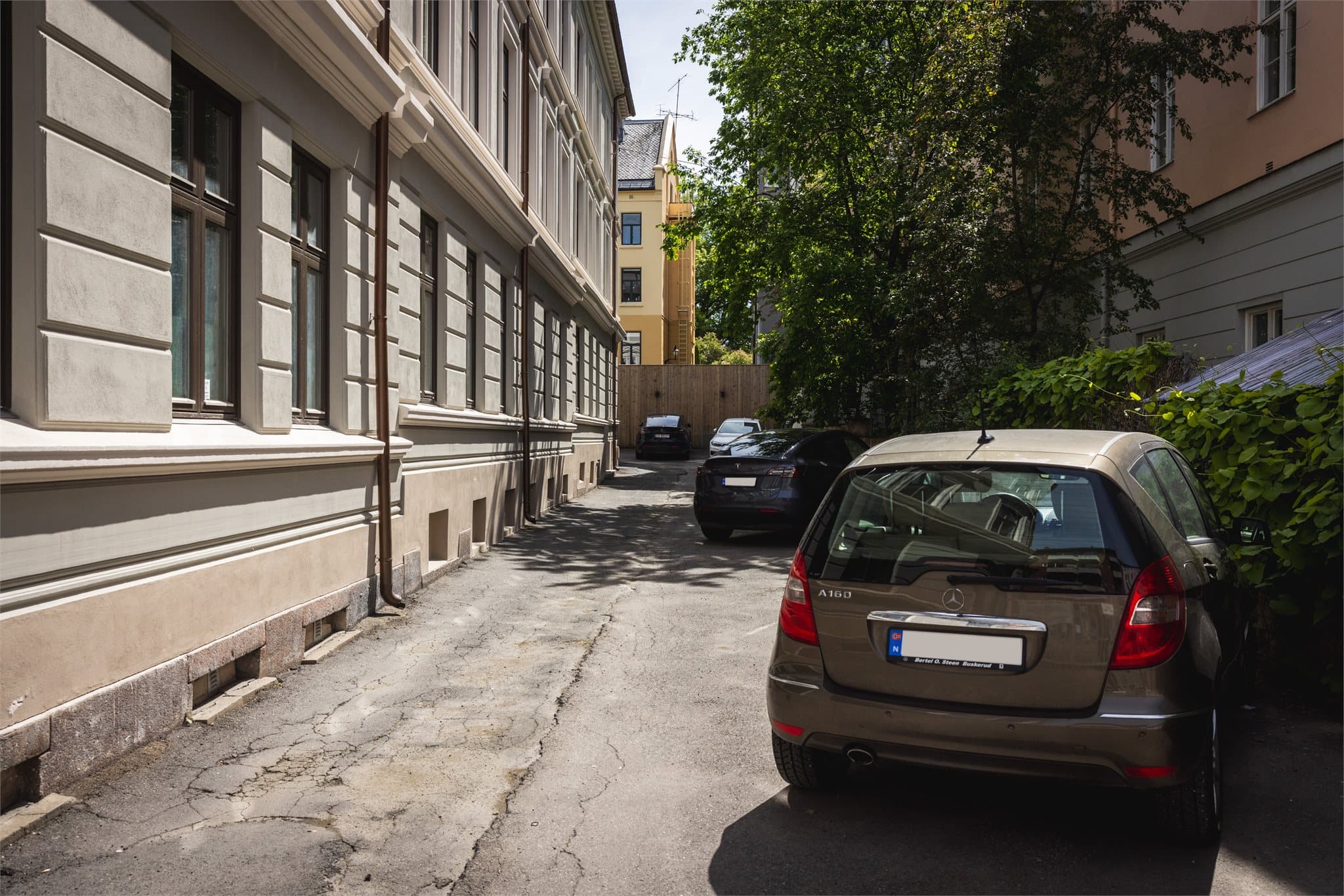 Sameiet har 10 biloppstillingsplasser i bakgård. Disse kan benyttes av sameierne etter først-til-mølla-prinsippet. Det utstedes ett oblat til alle 25 seksjonene i sameiet. Se husordensreglene §7 for ytterligere informasjon.