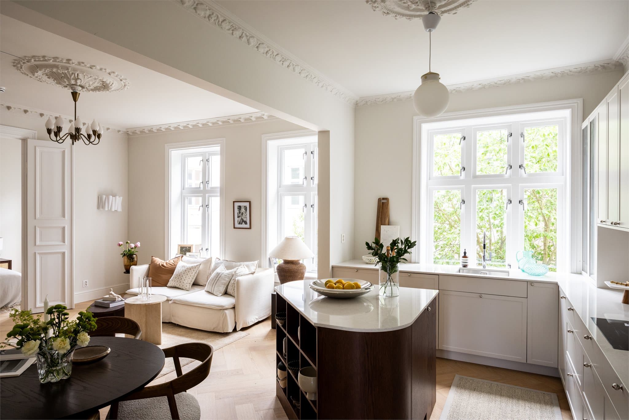 Leiligheten besitter en vellykket kombinasjon mellom klassiske særpreg og påkostet, høy standard fra 2025.