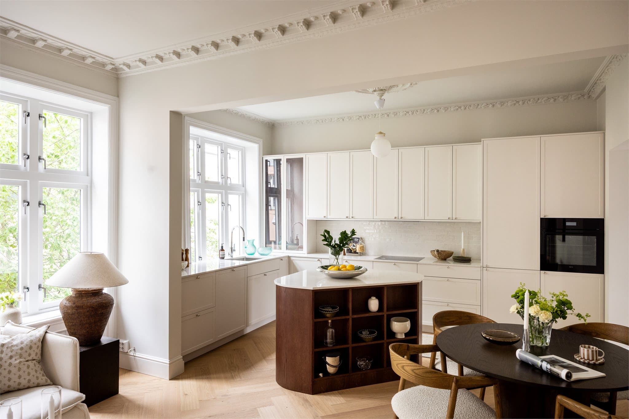 Kjøkken og stue er plassert i en åpen løsning hvor en spesialdesignet kjøkkenøy bryter fint opp.