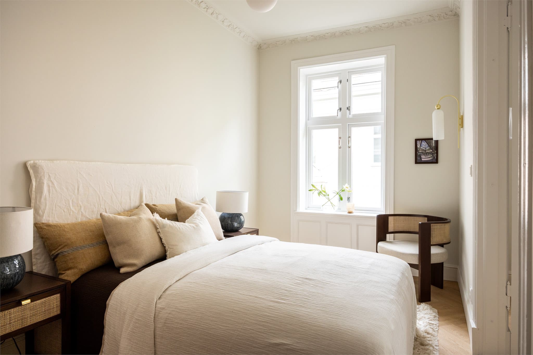 Her er det god plass til dobbeltseng, nattbord og ønskelig garderobeløsning.