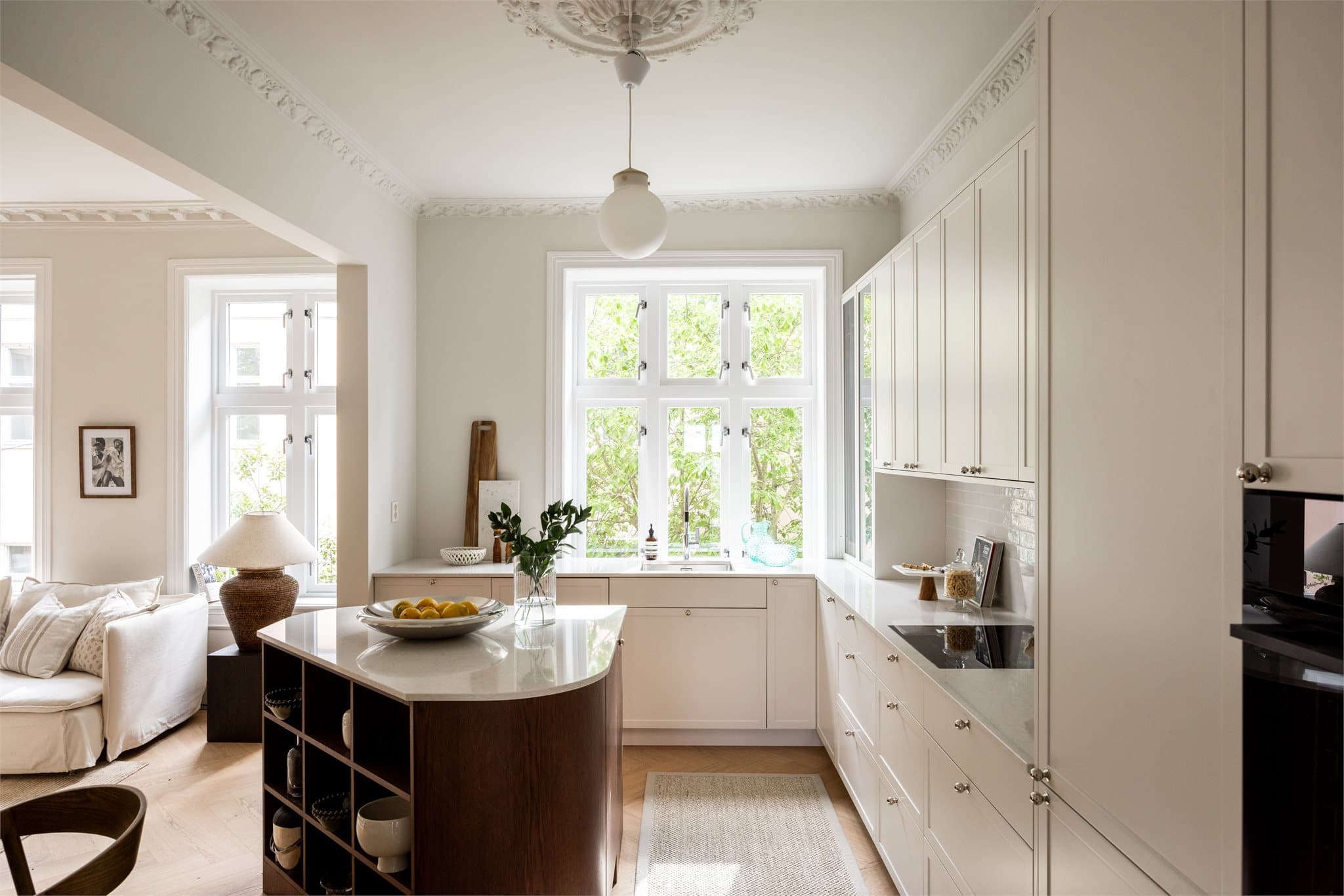 Her kan gode matopplevelser virkelig nytes med god arbeidsplass på to sider, samt kjøkkenøy.