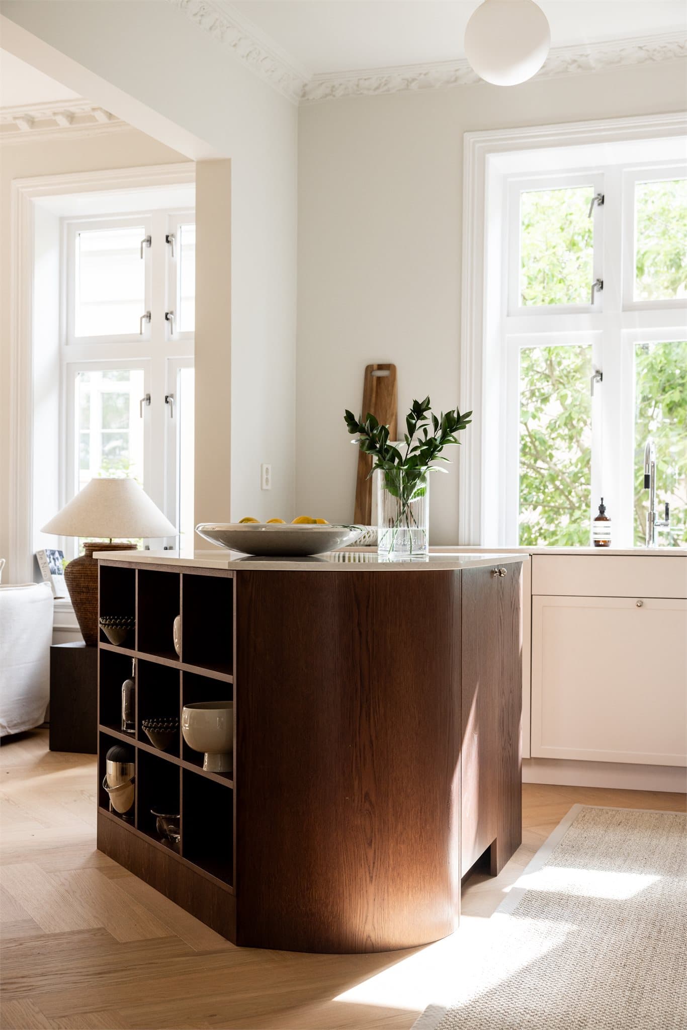 Kjøkkenøya er et vakkert møbel i seg selv, med gjennomtenkte oppbevaringsløsninger.