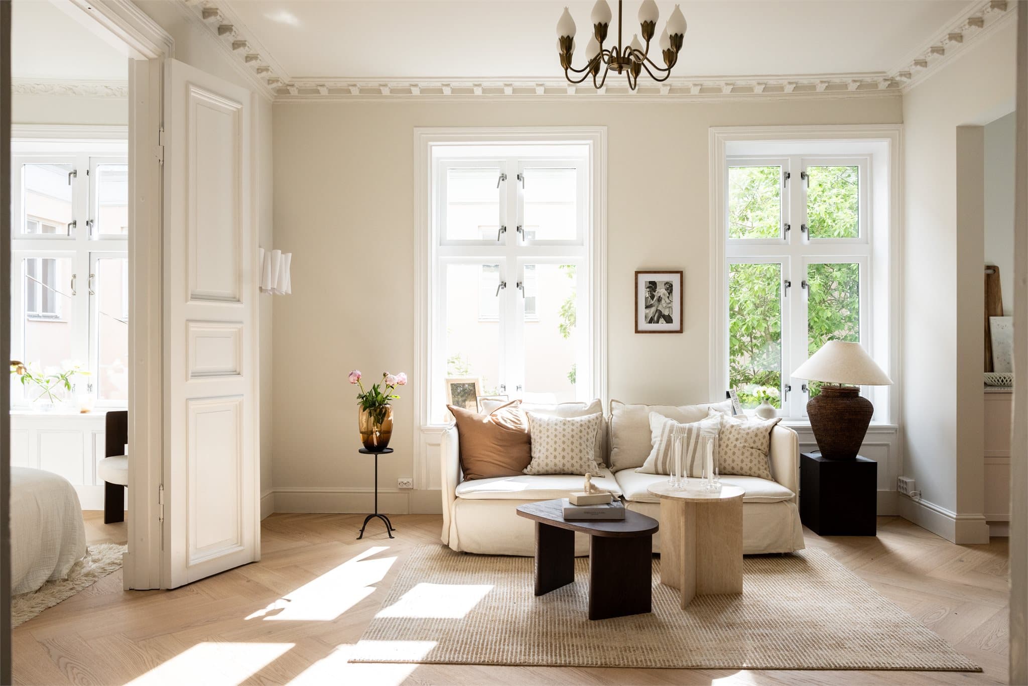 God takhøyde, store vindusflater og gjennomgående planløsning gir et herlig lysinnslipp og virkelig god romfølelse.