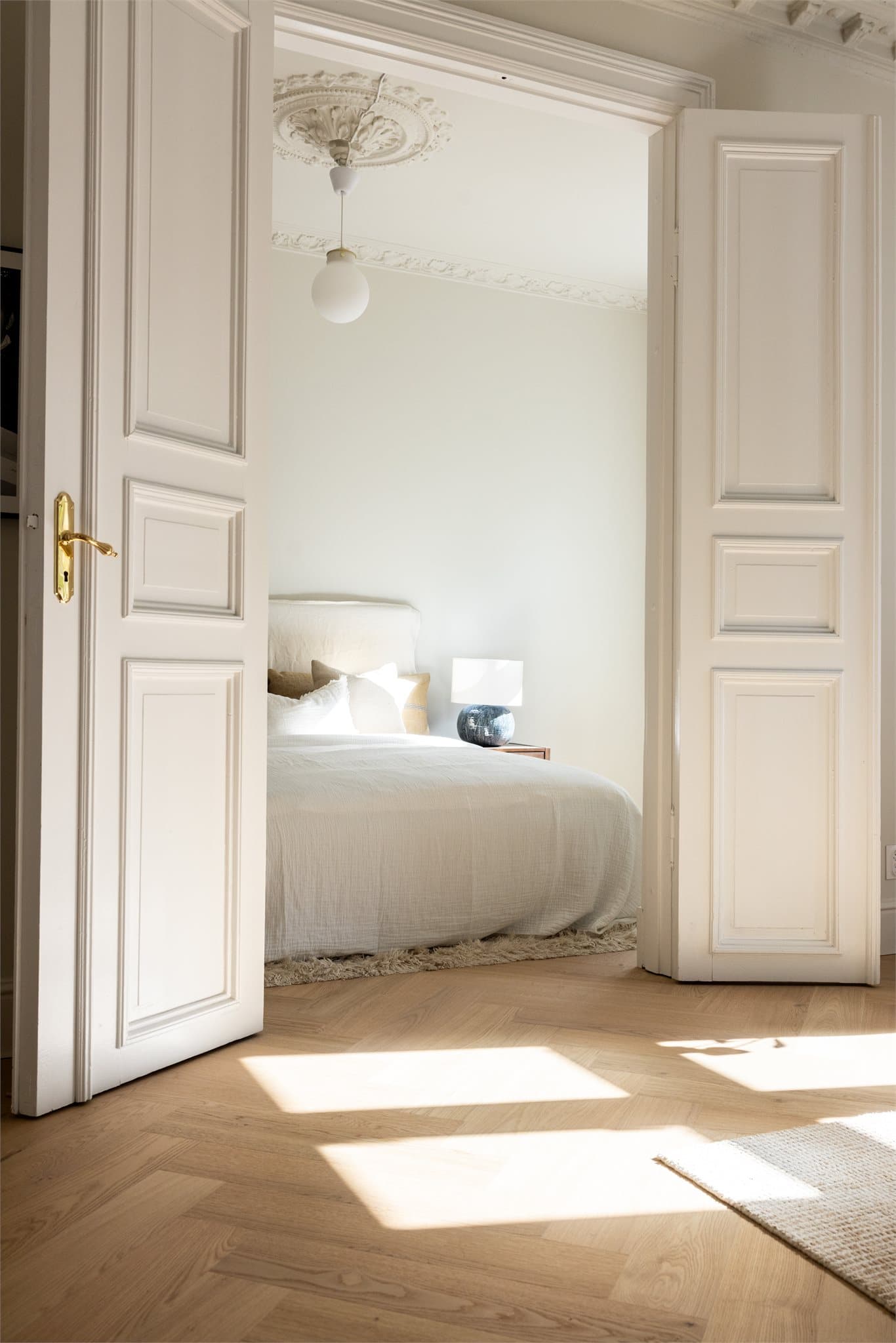 Dagens hovedsoverom ligger i tilknytning til stuen via doble fløydører og vender ut mot rolig bakgård.