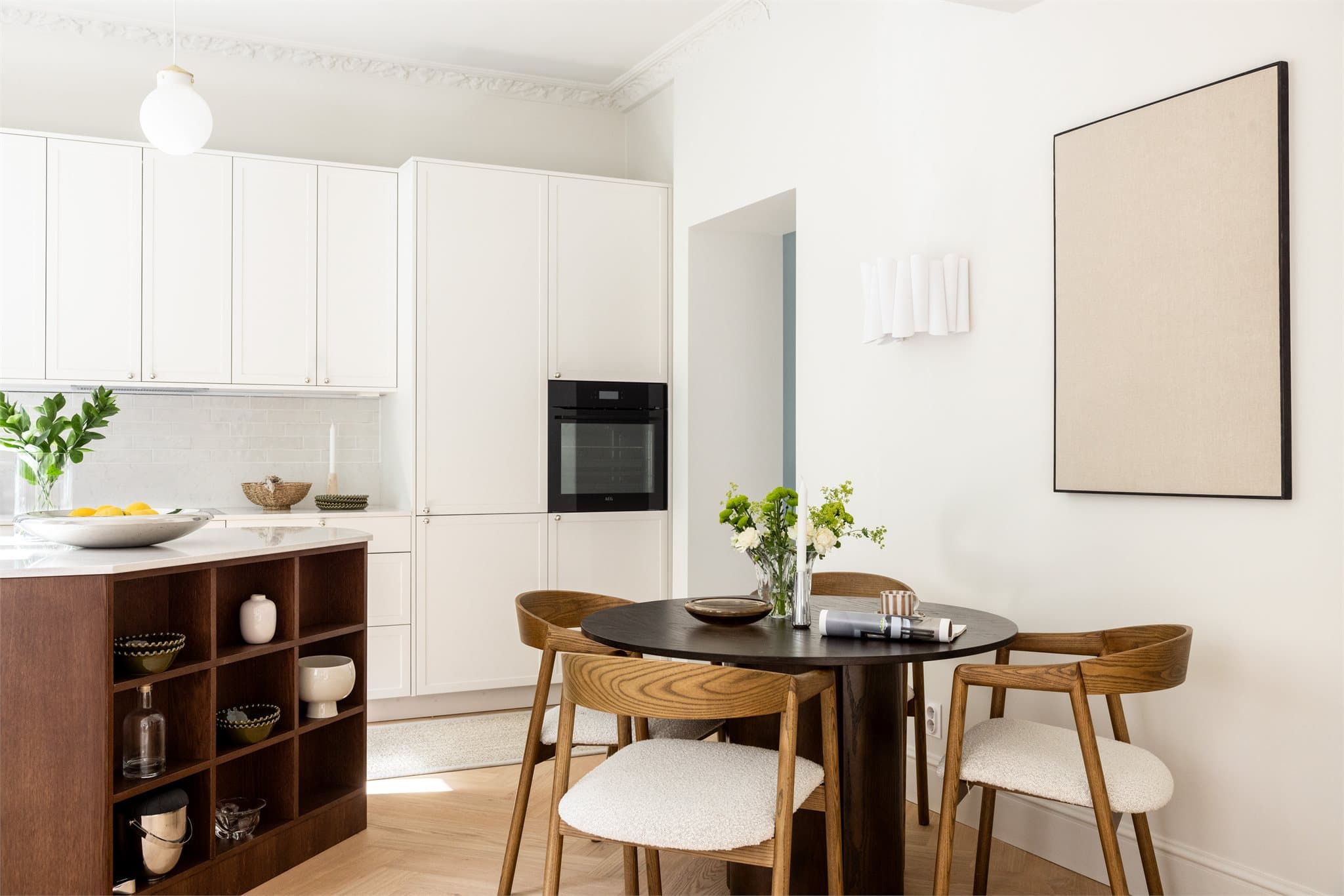 Naturlig sone for plassering av spisebord hvor familie og kjente kan inviteres inn.