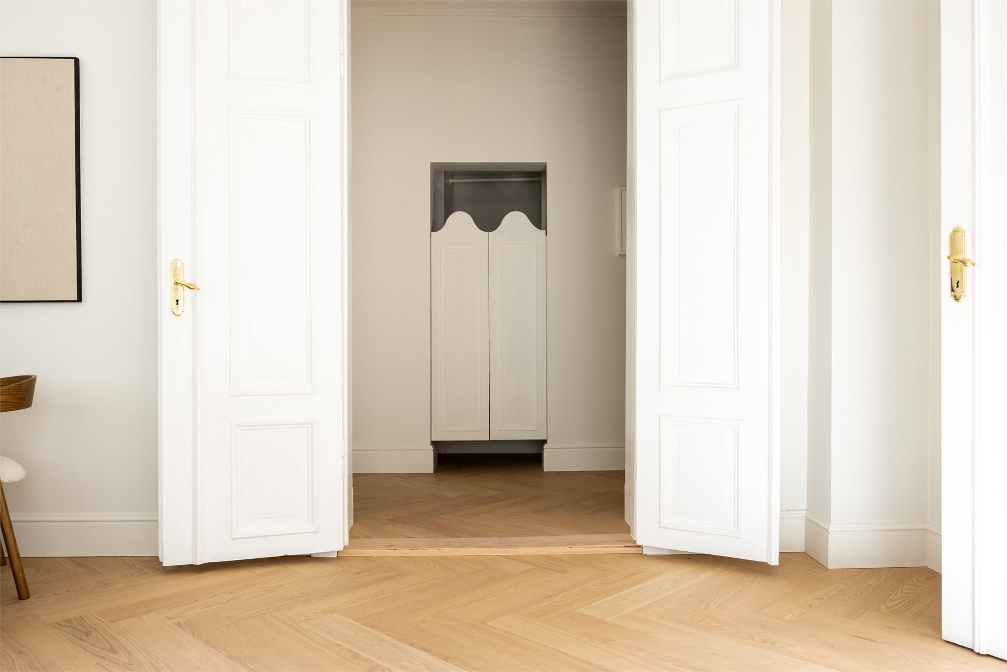 Videre innover finnes et superpraktisk og romslig garderoberom med snekkerbygde salongdører, med ytterligere garderobeplass til ytterklær og sko.