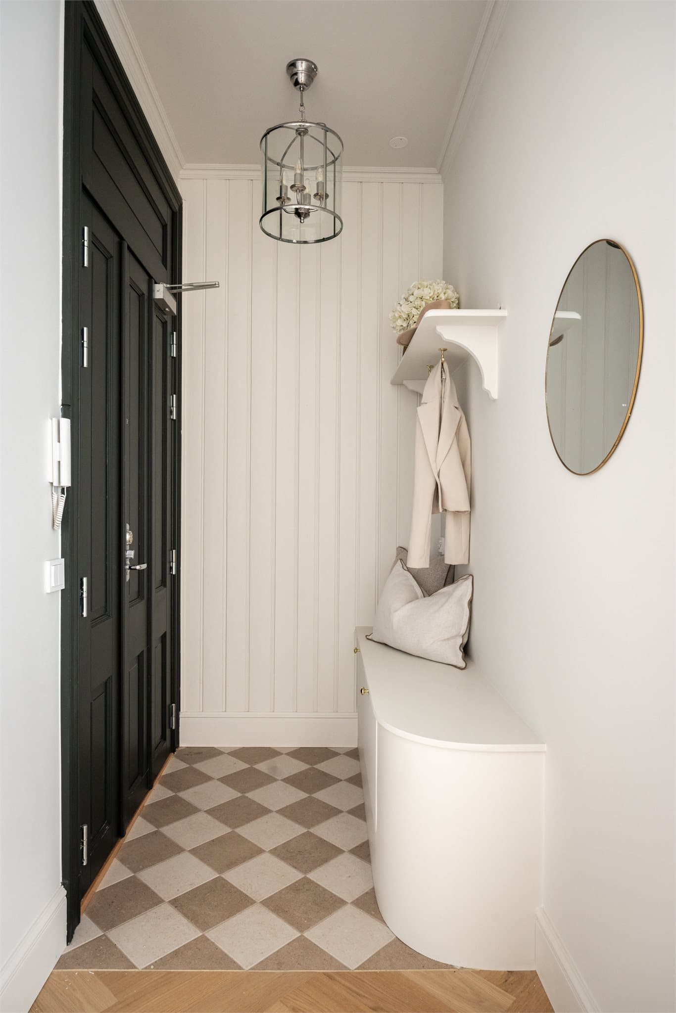 Entreén innredet med en smakfull, snekkerbygget og spesialdesignet garderobeløsning med oppheng og oppbevaring.