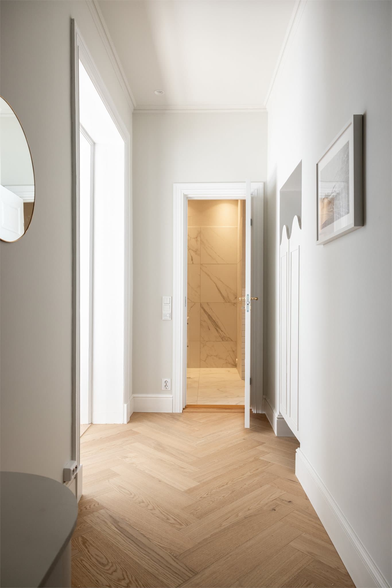 En lys og behagelig entré ønsker deg velkommen hjem.