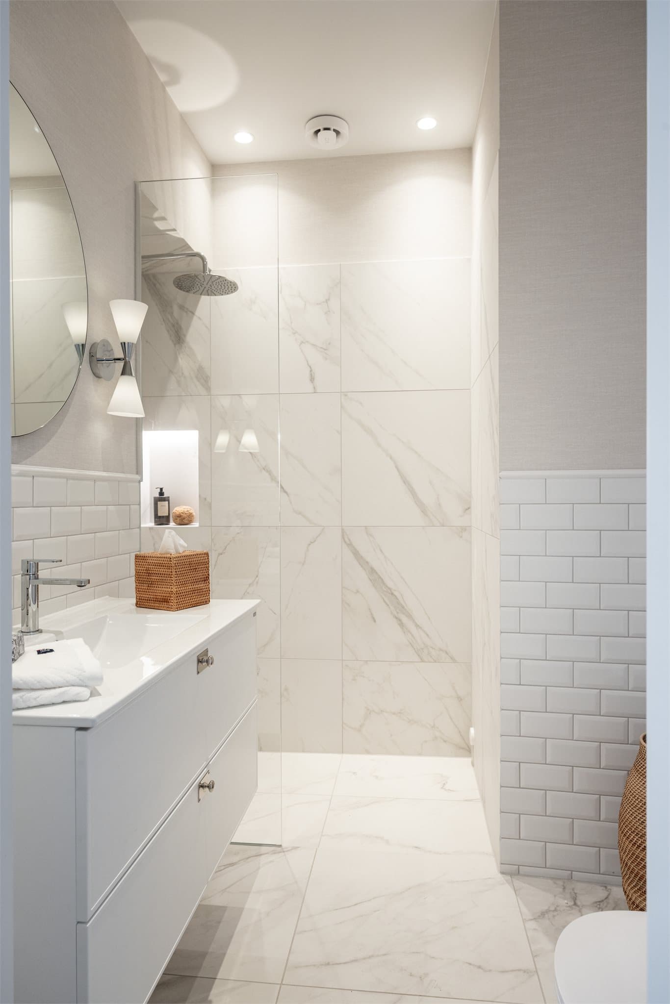 Badet er betydelig påkostet med bl.a fliser fra Subway, marmorfliser fra Allstein og våtromstapet fra Casamance.