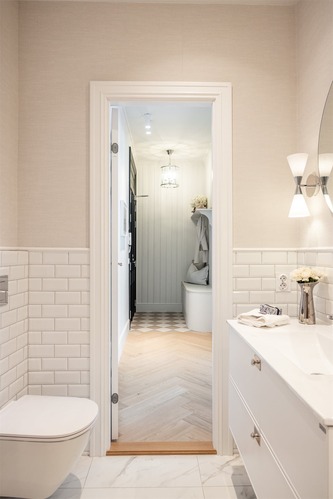 Servantinnredning av god kvalitet med heldekkende servant, speil og belysning. Ellers finner du vegghengt toalett, opplegg til vaskemaskin og varme i gulv.