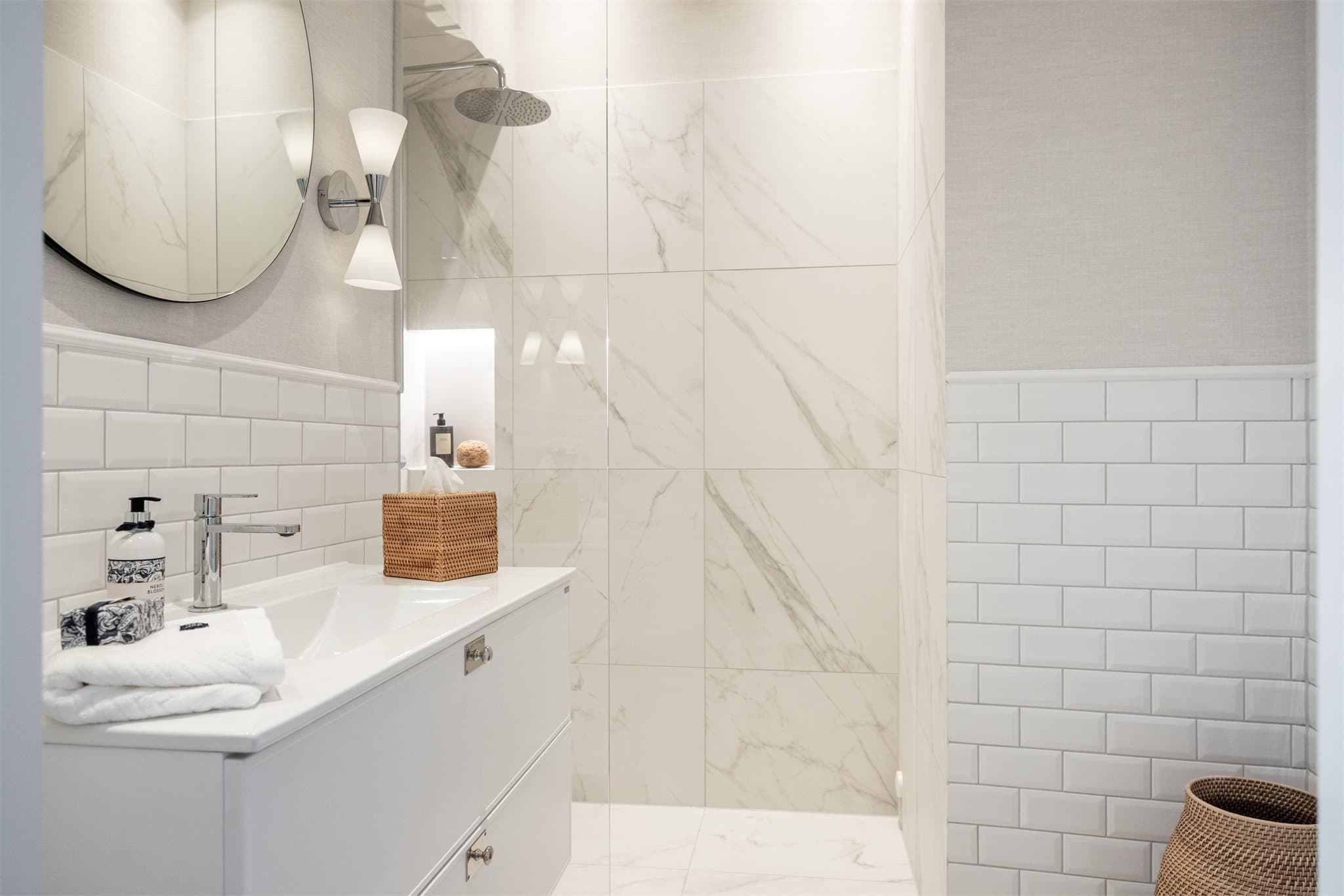 Særdeles smakfullt og nyoppusset bad med praktisk plassering og adkomst fra entréen.