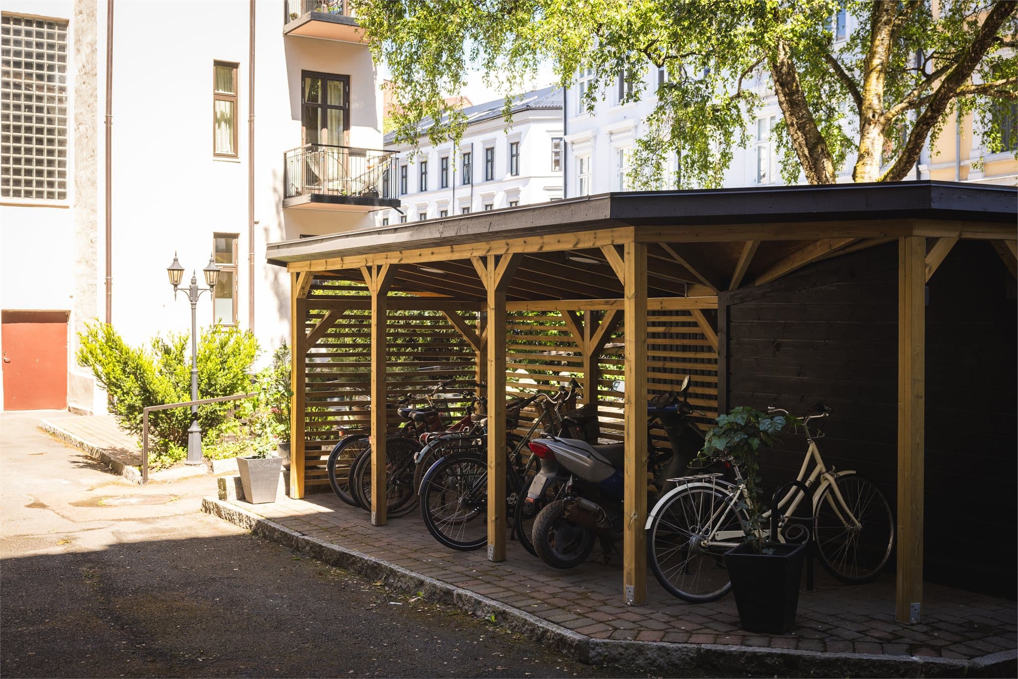Sykkelparkering i gårdsrommet.