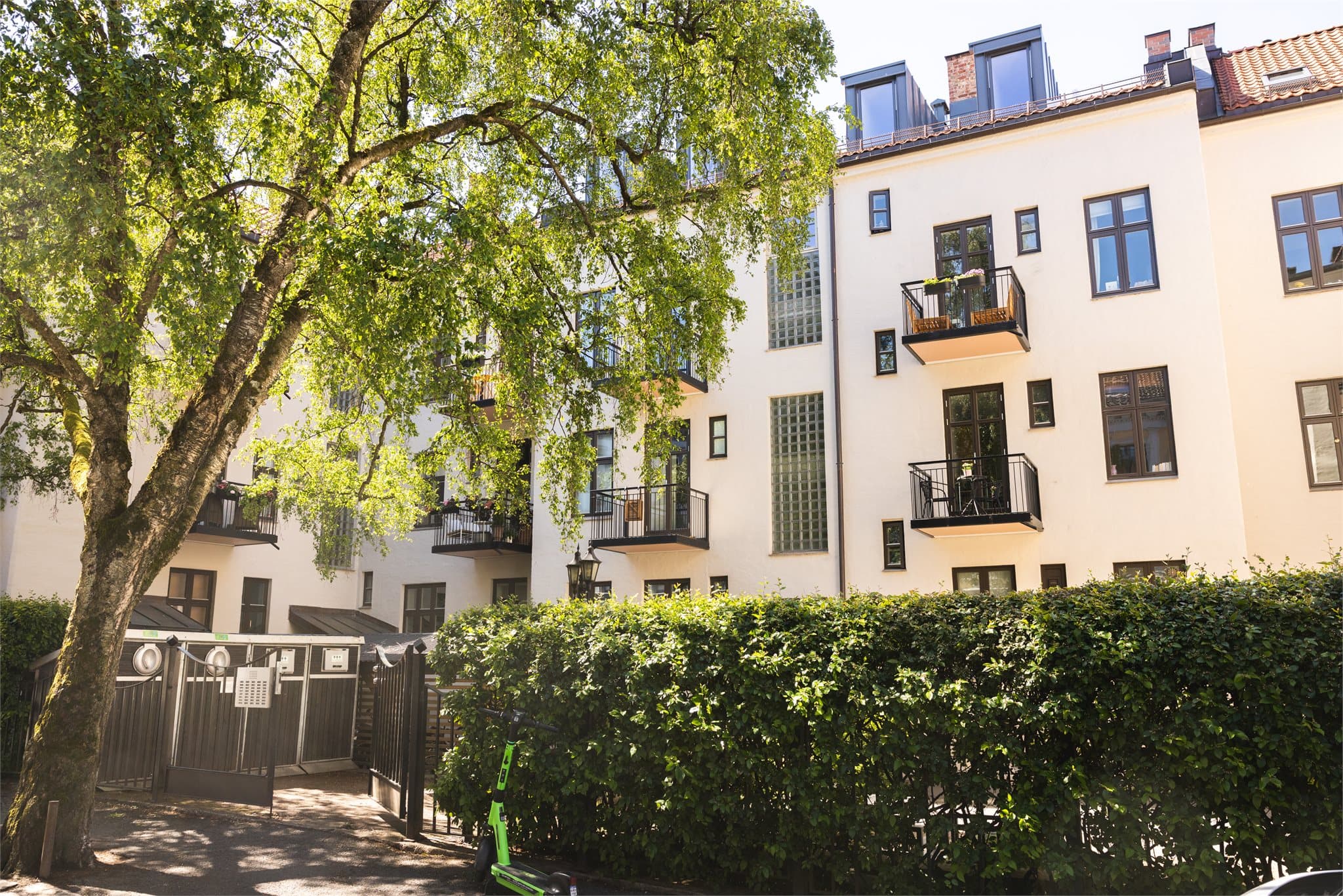 Sameiet har et idyllisk og frodig gårdsrom, tilbaketrukket fra gaten.